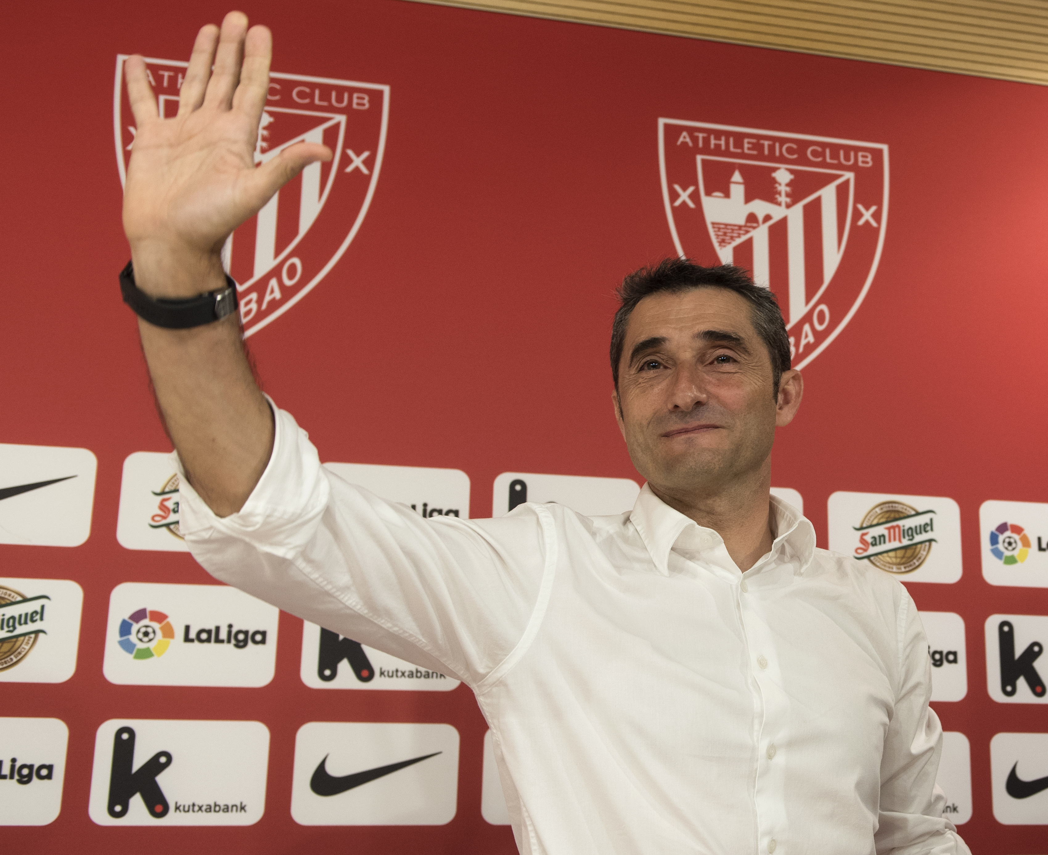 Athletic Bilbao's Spanish coach Ernesto Valverde waves journalist at the end of a press conference held to announce that he was quitting the football club in Bilbao on May 24, 2017.
Valverde, 53, has been Athletic coach for four seasons, bagging one trophy during his mandate -- the Supercup after victory over Barca in 2015. Spanish media reports that Valverde should be soon named as successor to outgoing Barcelona coach Luis Enrique. / AFP PHOTO / ANDER GILLENEA        (Photo credit should read ANDER GILLENEA/AFP/Getty Images)