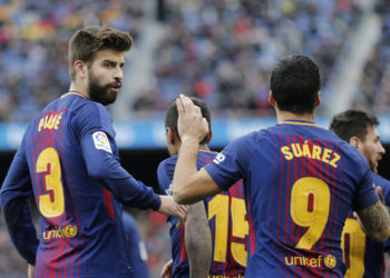 Barcelona's Spanish defender Gerard Pique (L) congratulates Barcelona's Uruguayan forward Luis Suarez after scoring a goal during the Spanish league football match FC Barcelona vs RC Celta de Vigo at the Camp Nou stadium in Barcelona on December 2, 2017. / AFP PHOTO / Pau Barrena        (Photo credit should read PAU BARRENA/AFP/Getty Images)