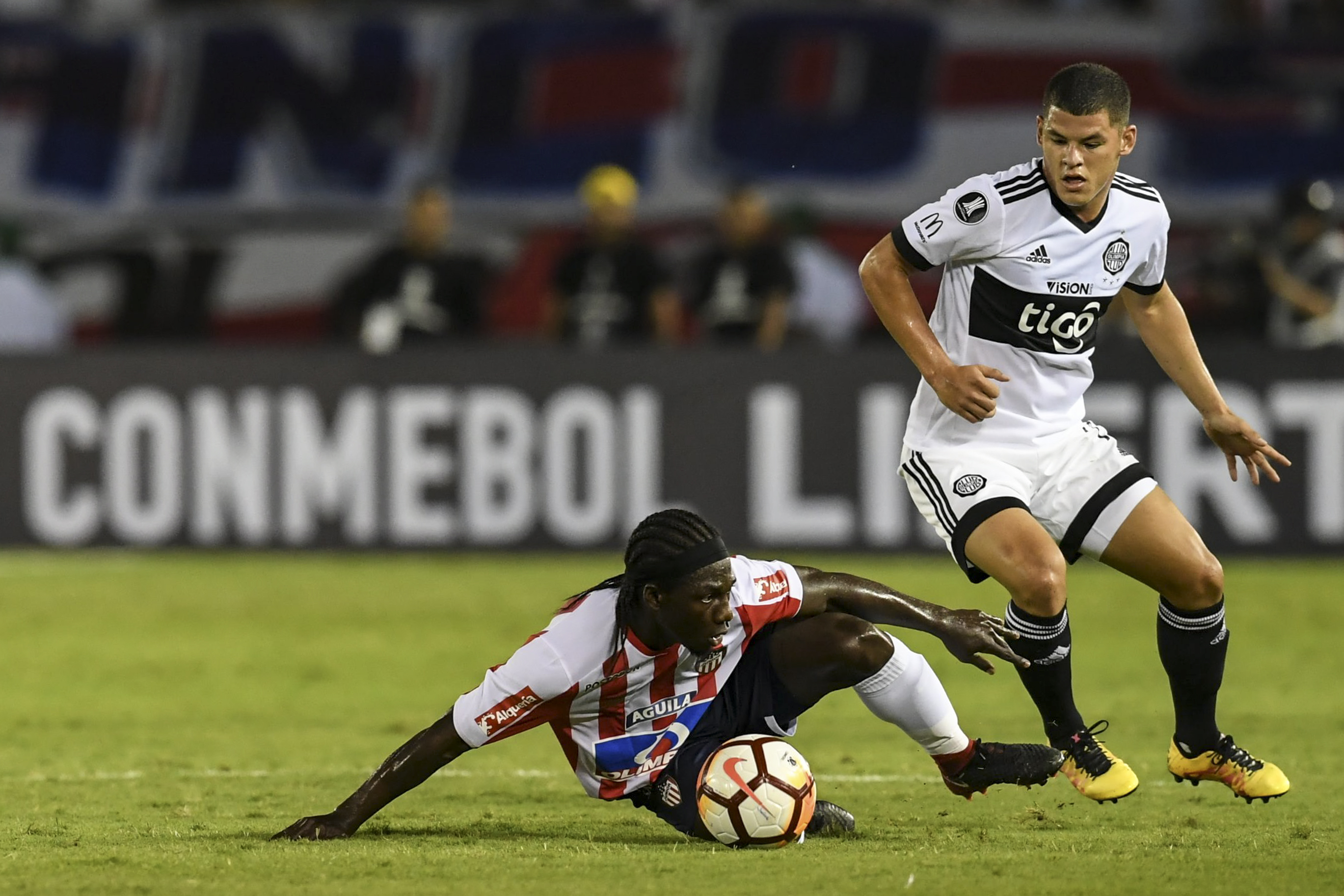 Colombian Junior forward Yimmi Chara (L) vies for the ball with Paraguayan Olimpia midfielder Richard Sanchez during their Copa Libertadores football match at Roberto Melendez stadium in Barranquilla, Colombia, on February 8, 2018.  / AFP PHOTO / Luis ACOSTA        (Photo credit should read LUIS ACOSTA/AFP/Getty Images)