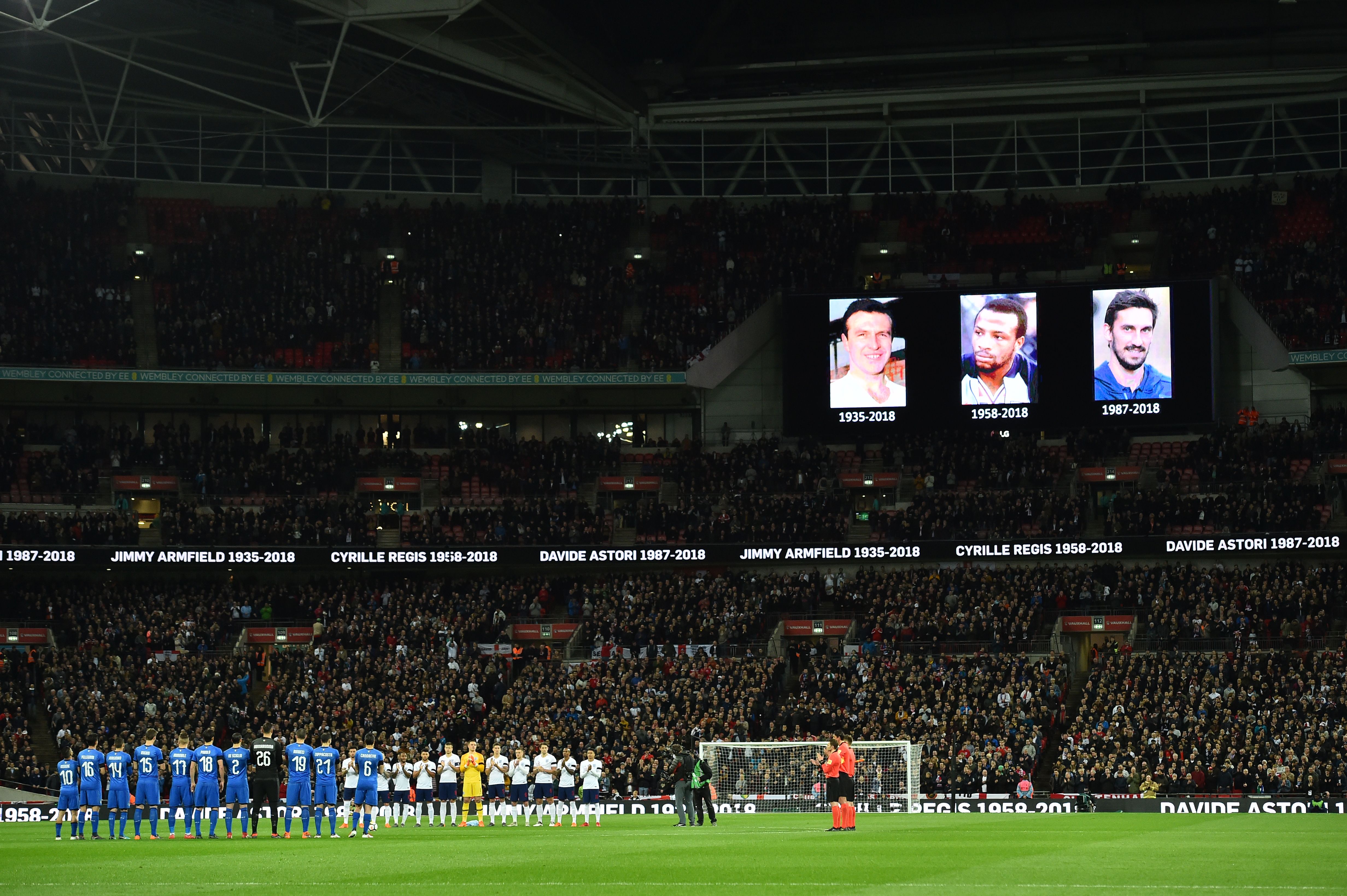 Players from both sides observe a minute of applause for Jimmy Armfield, Cyrille Regis and Davide Astori ahead of the International friendly football match between England and Italy at Wembley stadium in London on March 27, 2018. / AFP PHOTO / Glyn KIRK        (Photo credit should read GLYN KIRK/AFP/Getty Images)