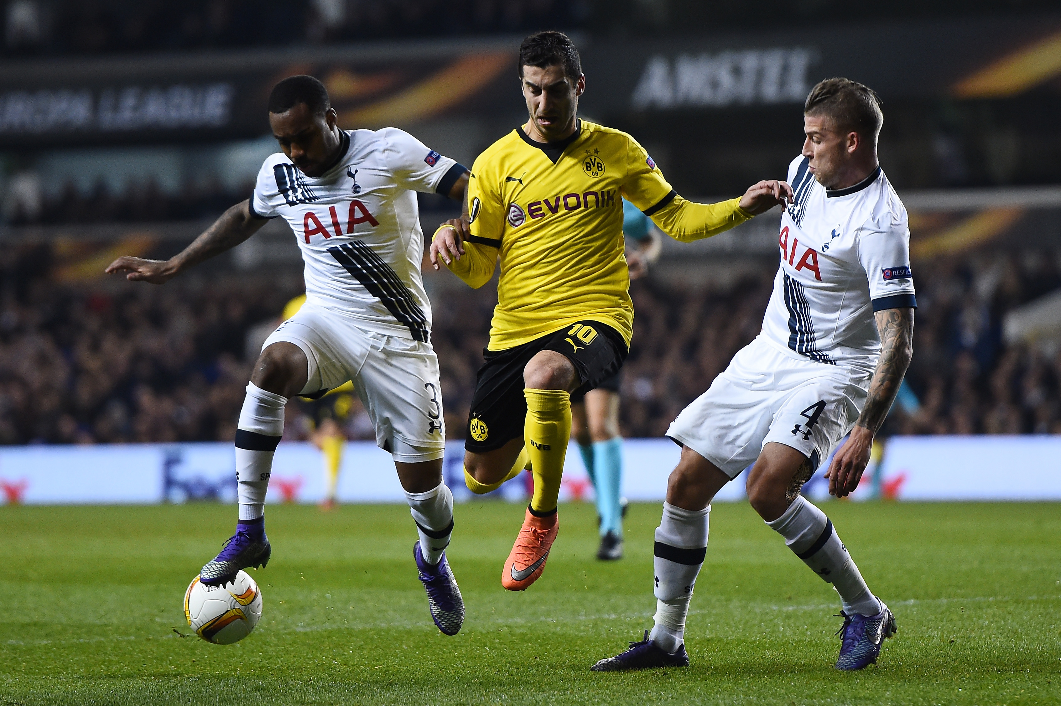 LONDON, ENGLAND - MARCH 17:  Henrikh Mkhitaryan of Borussia Dortmund takes on Danny Rose and Toby Alderweireld of Tottenham Hotspur during the UEFA Europa League round of 16, second leg match between Tottenham Hotspur and Borussia Dortmund at White Hart Lane on March 17, 2016 in London, England.  (Photo by Laurence Griffiths/Getty Images)