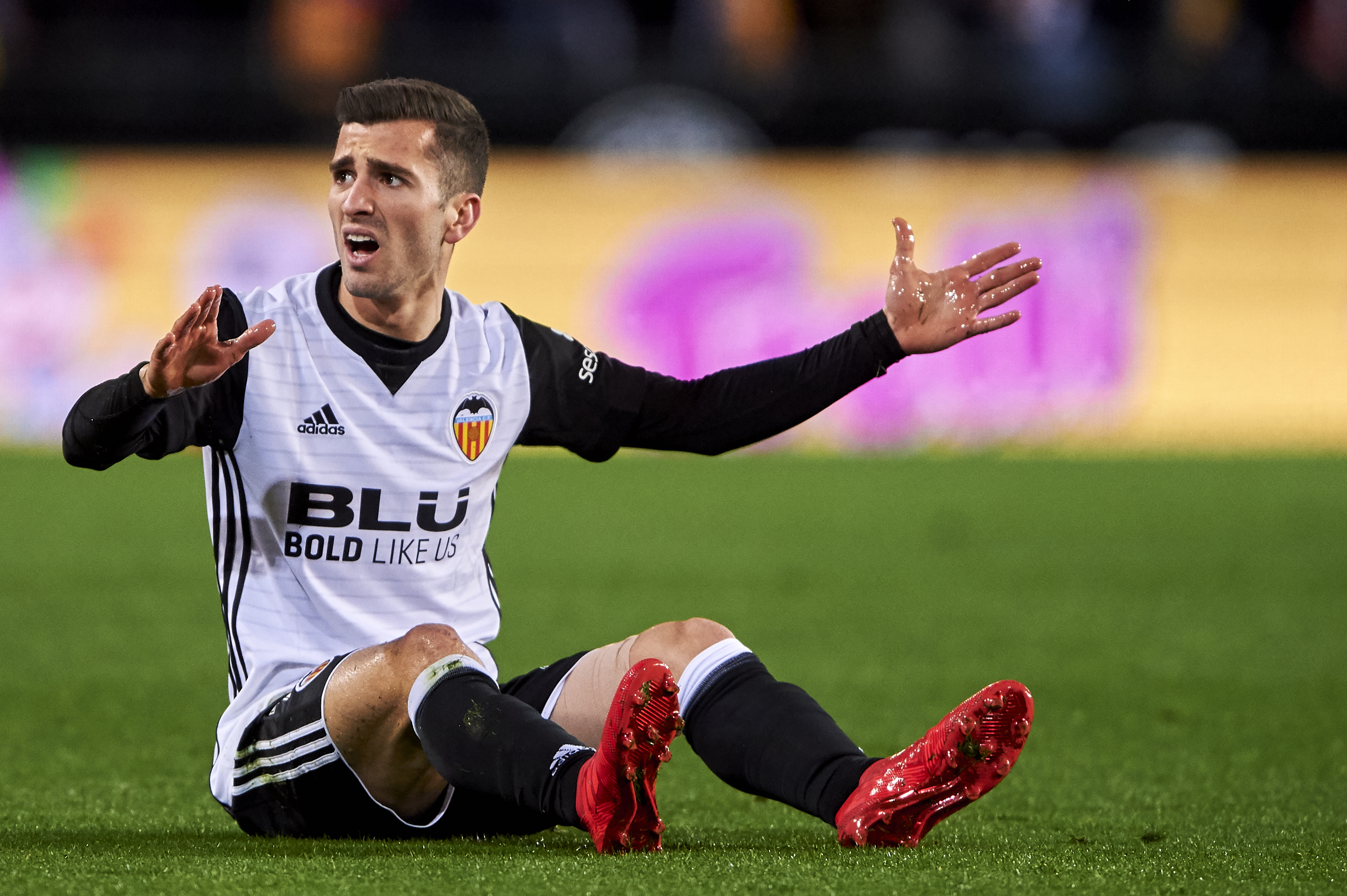 VALENCIA, SPAIN - FEBRUARY 08:  Jose Luis Gaya of Valencia CF reacts during the Copa de Rey semi-final second leg match between Valencia and Barcelona on February 8, 2018 in Valencia, Spain.  (Photo by Manuel Queimadelos Alonso/Getty Images)