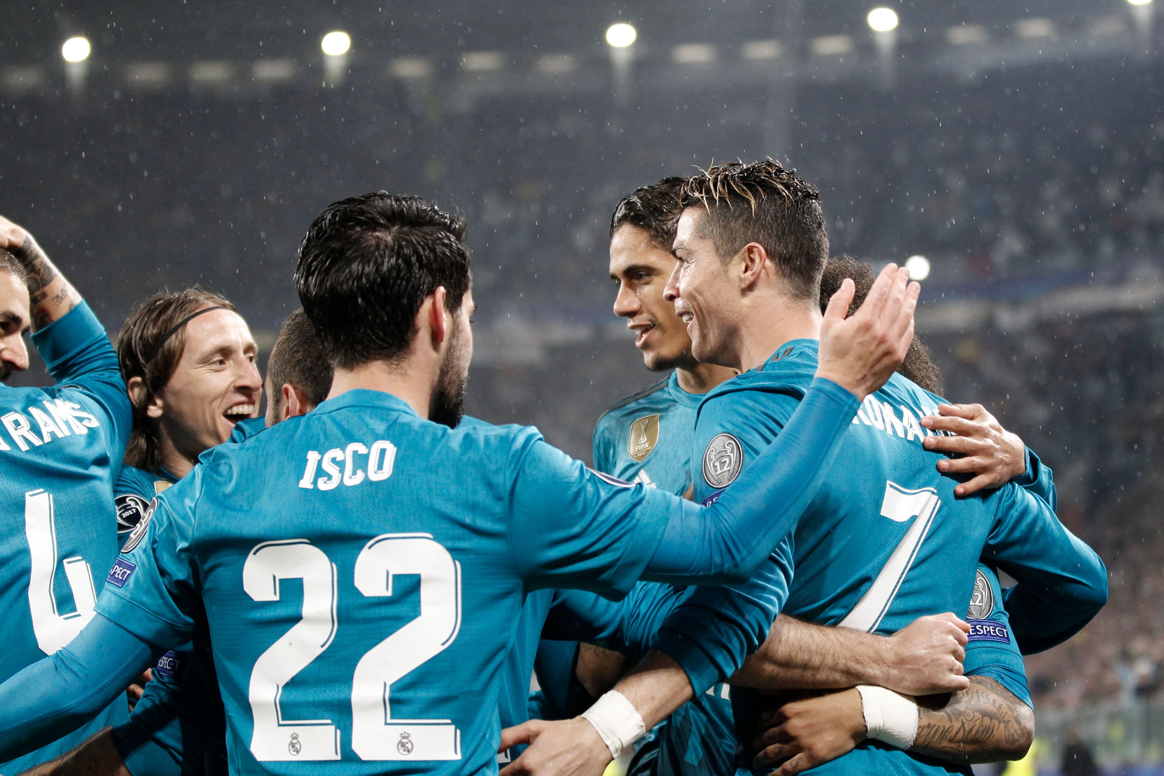 Real Madrid's Portuguese forward Cristiano Ronaldo (R) celebrates with teammates after scoring during the UEFA Champions League quarter-final first leg football match between Juventus and Real Madrid at the Allianz Stadium in Turin on April 3, 2018. / AFP PHOTO / Isabella BONOTTO        (Photo credit should read ISABELLA BONOTTO/AFP/Getty Images)