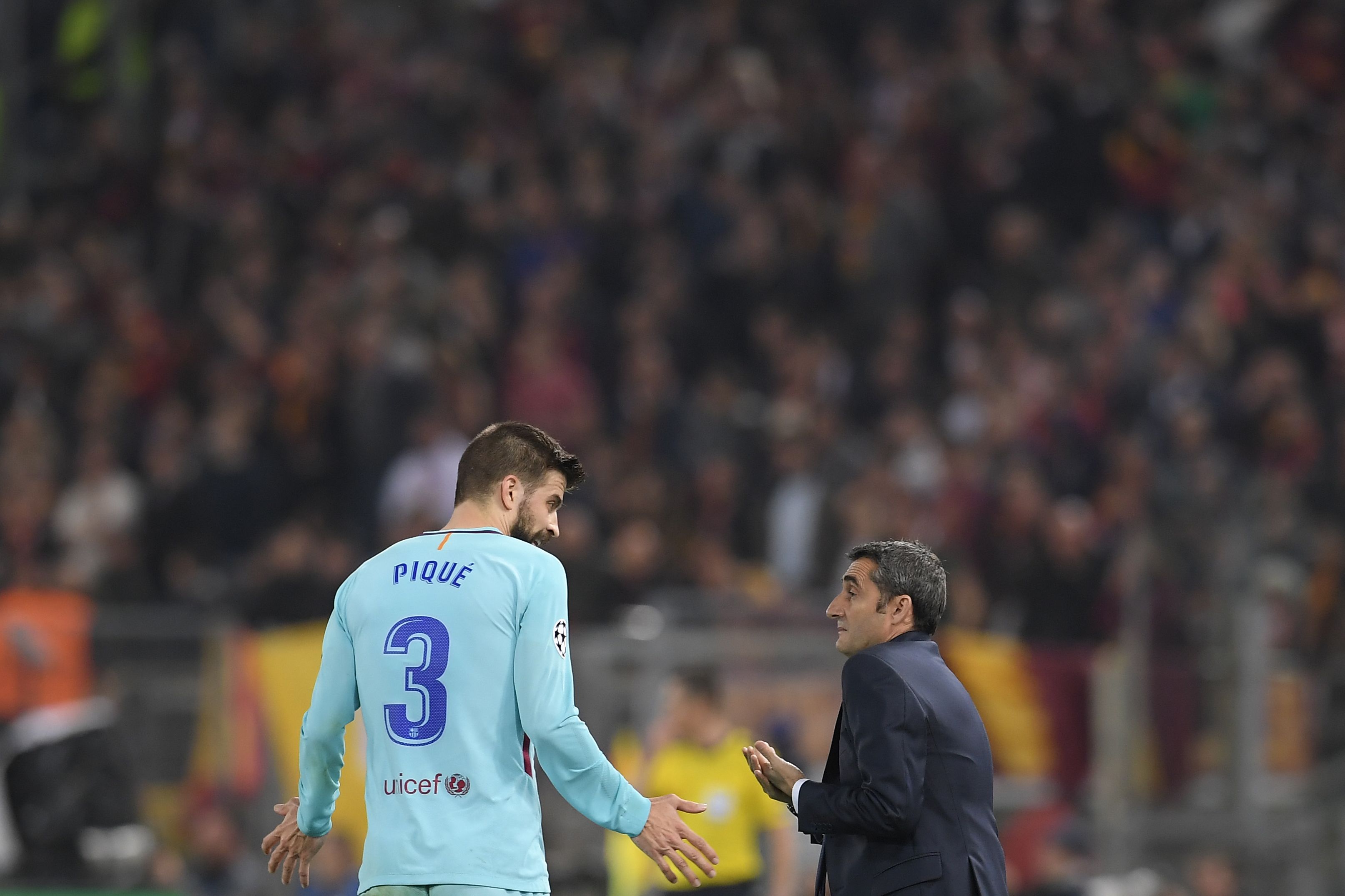 FC Barcelona's Spanish head coach Ernesto Valverde (R) speaks with FC Barcelona's Spanish defender Gerard Pique  during the UEFA Champions League quarter-final second leg football match between AS Roma and FC Barcelona at the Olympic Stadium in Rome on April 10, 2018. / AFP PHOTO / LLUIS GENE        (Photo credit should read LLUIS GENE/AFP/Getty Images)