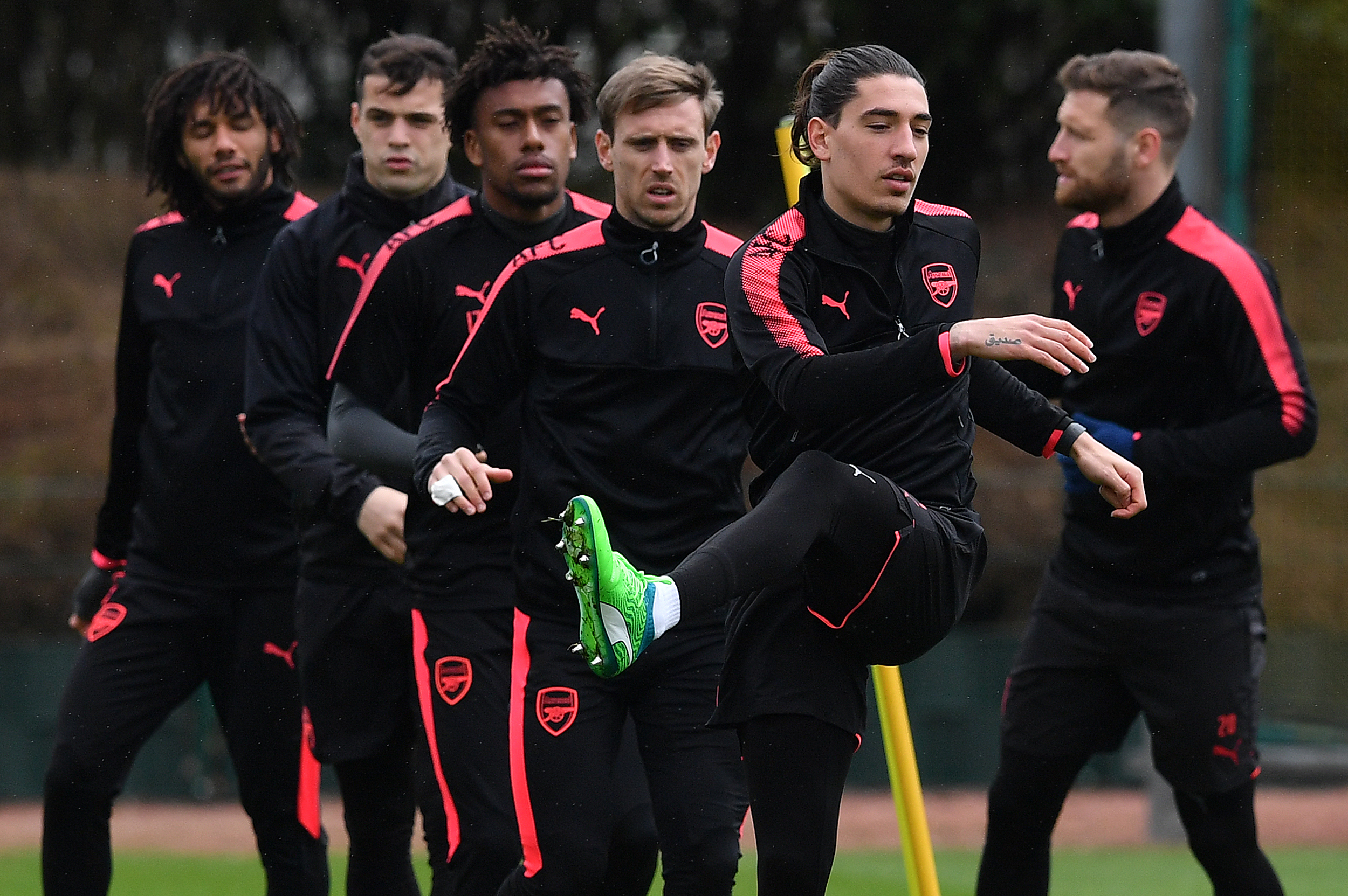 Arsenal's Spanish defender Hector Bellerin (2R) attends a training session on the eve of their UEFA Europa League first leg quarter-final football match against CSKA Moscow at Arsenal's London Colney training ground on April 4, 2018.  / AFP PHOTO / Ben STANSALL / The erroneous mention[s] appearing in the metadata of this photo by Ben STANSALL has been modified in AFP systems in the following manner: [UEFA Europa League first leg quarter-final] instead of [UEFA Champions League first leg semi-final]. Please immediately remove the erroneous mention[s] from all your online services and delete it (them) from your servers. If you have been authorized by AFP to distribute it (them) to third parties, please ensure that the same actions are carried out by them. Failure to promptly comply with these instructions will entail liability on your part for any continued or post notification usage. Therefore we thank you very much for all your attention and prompt action. We are sorry for the inconvenience this notification may cause and remain at your disposal for any further information you may require.        (Photo credit should read BEN STANSALL/AFP/Getty Images)