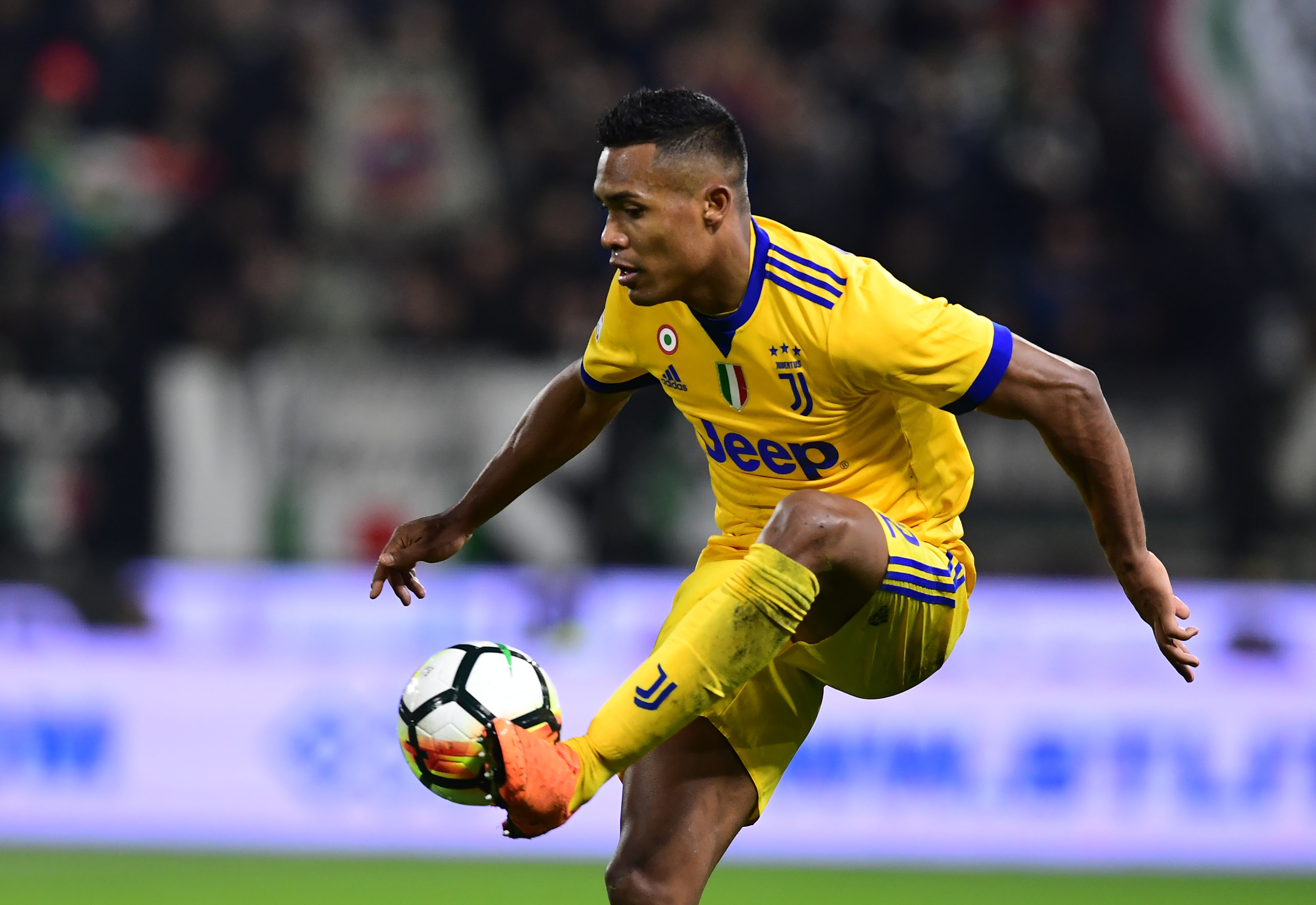 Juventus' Brazilian defender Alex Sandro Lobo Silva controls the ball during the Italian Serie A football match Spal vs Juventus at the Paolo-Mazza stadium in Ferrara on March 17, 2018. / AFP PHOTO / MIGUEL MEDINA        (Photo credit should read MIGUEL MEDINA/AFP/Getty Images)