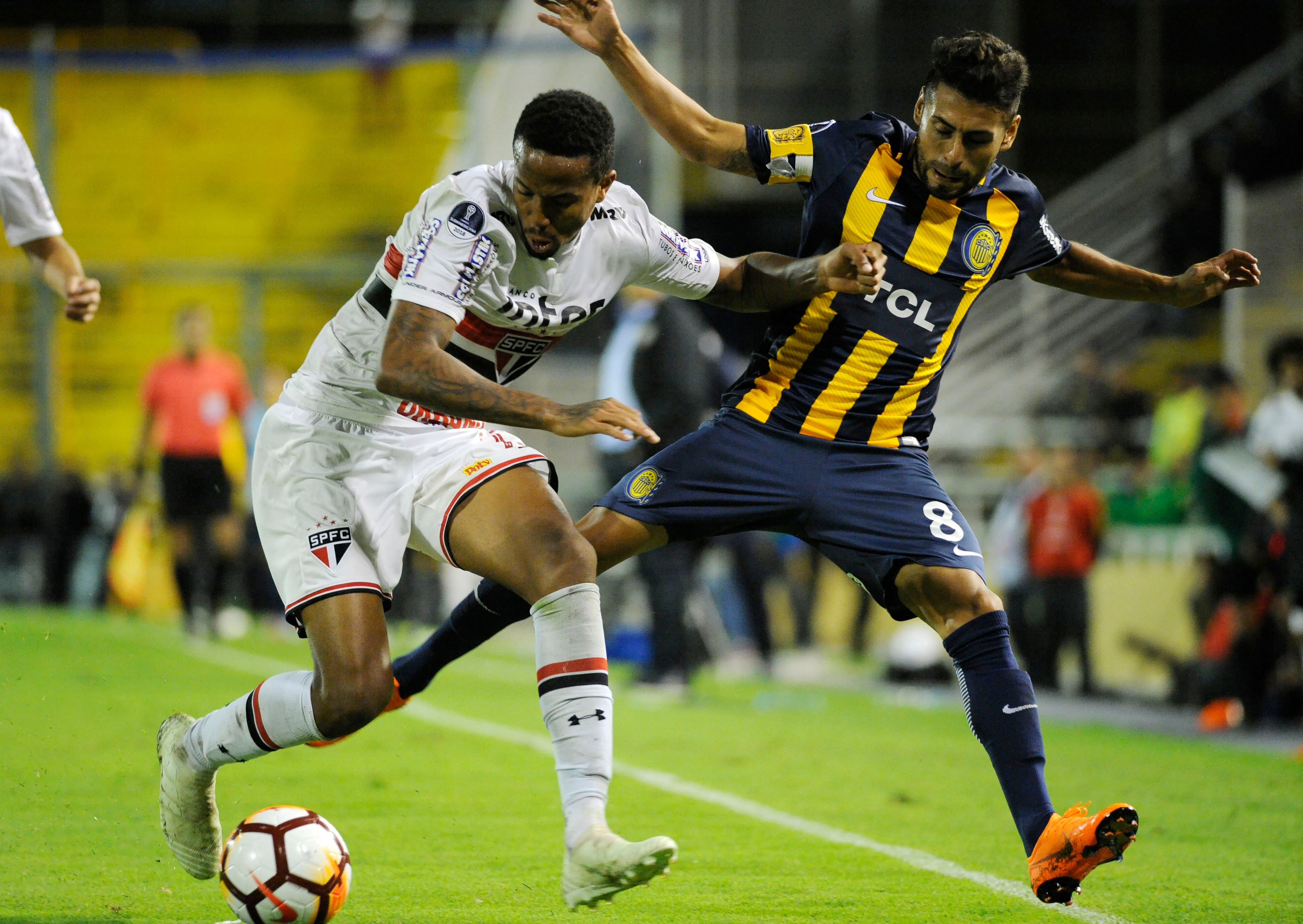 Eder Militao (L)of Brazilian Sao Paulo de Brasil vies for the ball with Federico Carrizo of Argentinian Rosario Central during a Copa Sudamericana 2018 football match at the Gigante de Arroyito stadium in Rosario, Argentina on April 12, 2018. / AFP PHOTO / MARCELO MANERA        (Photo credit should read MARCELO MANERA/AFP/Getty Images)