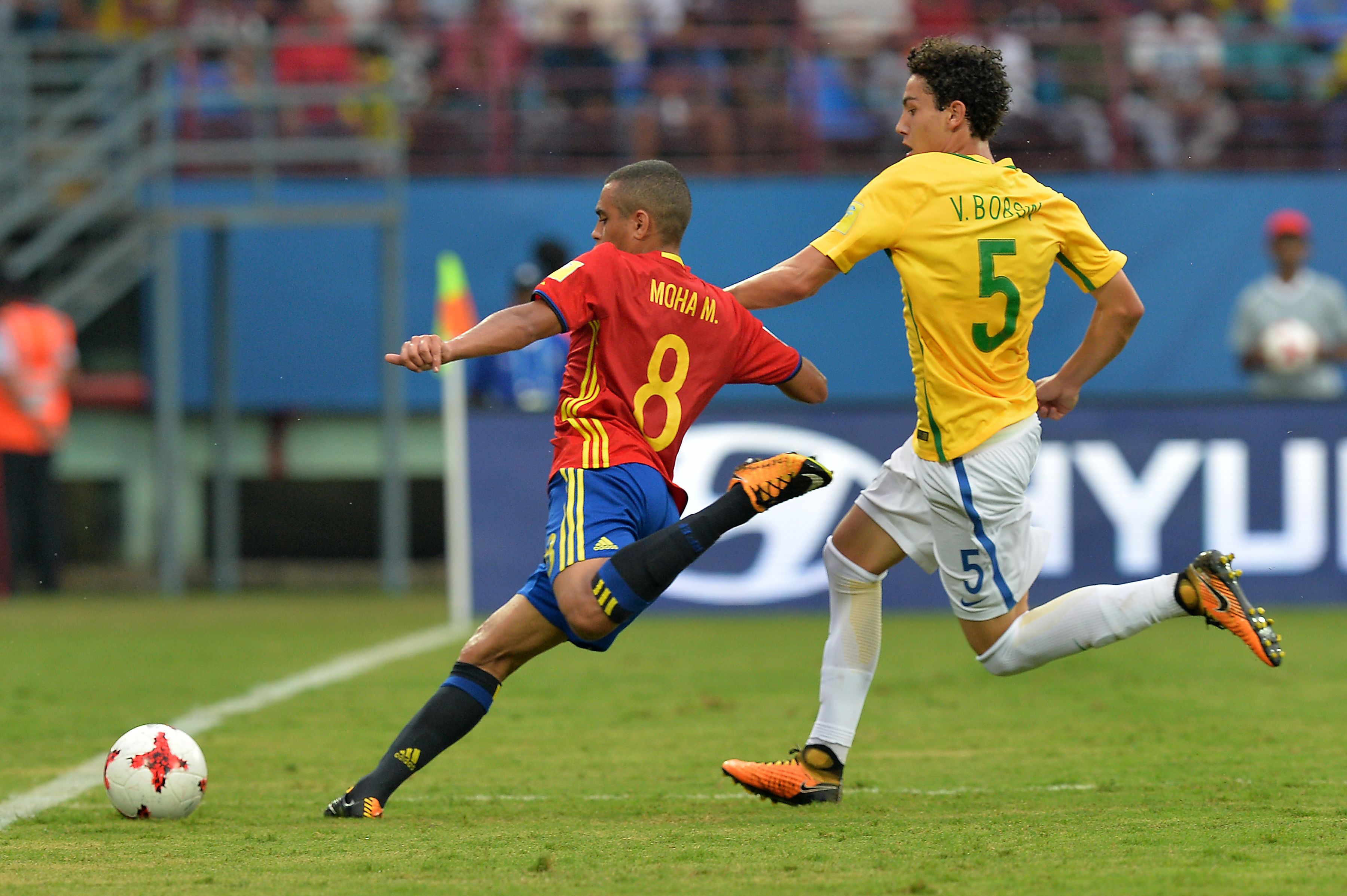 Mohamed Moukhliss (L) of Spain and Victor Bobsin (R) of Brazil compete for the ball during their group stage football match in the FIFA U-17 World Cup played at the Jawaharlal Nehru International Stadium in Kochi on October 7, 2017.
The FIFA U-17 Football World Cup is taking place in India from October 6 to 28. / AFP PHOTO / Manjunath KIRAN        (Photo credit should read MANJUNATH KIRAN/AFP/Getty Images)