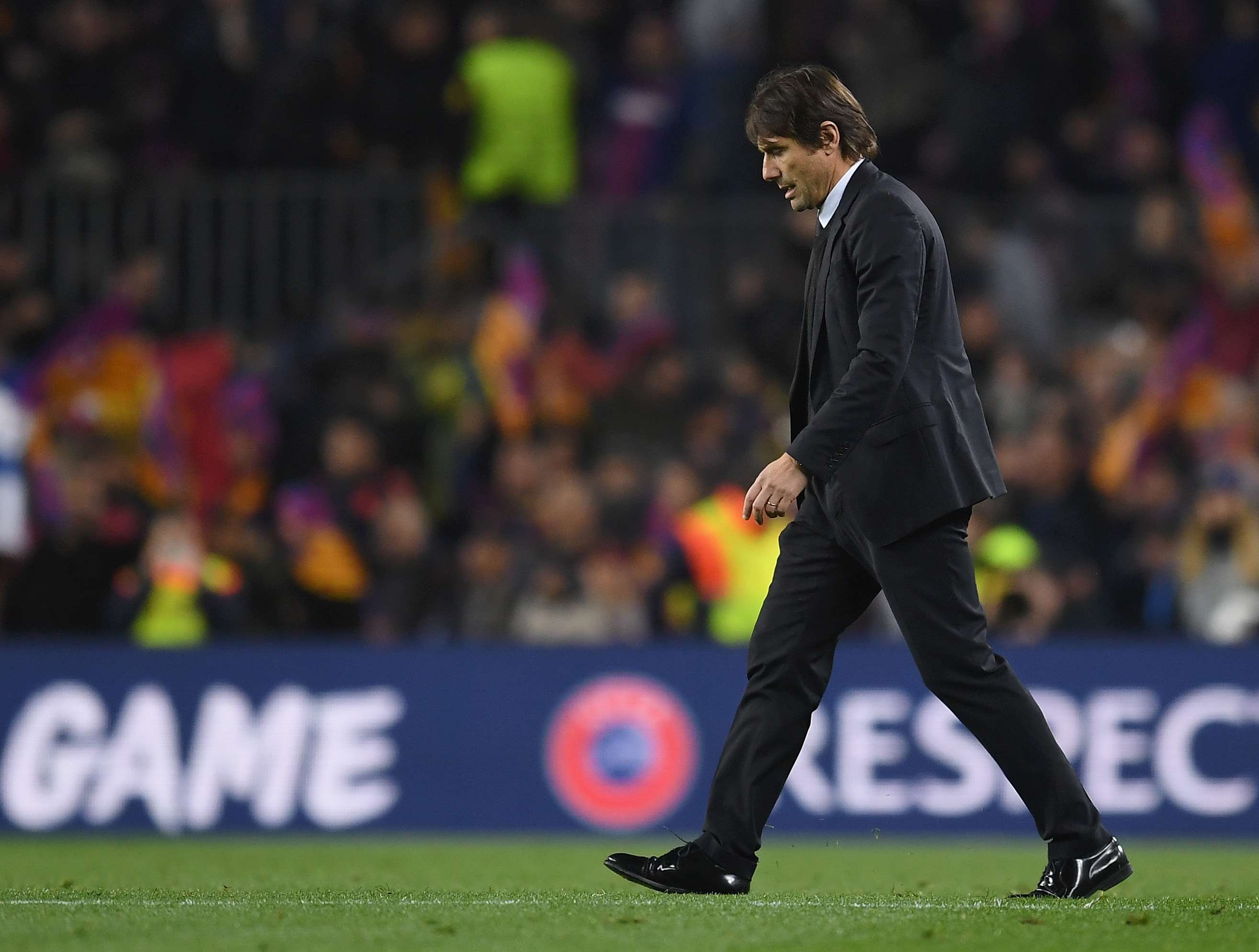 BARCELONA, SPAIN - MARCH 14:  Antonio Conte, Manager of Chelsea looks dejected after the UEFA Champions League Round of 16 Second Leg match FC Barcelona and Chelsea FC at Camp Nou on March 14, 2018 in Barcelona, Spain.  (Photo by David Ramos/Getty Images)