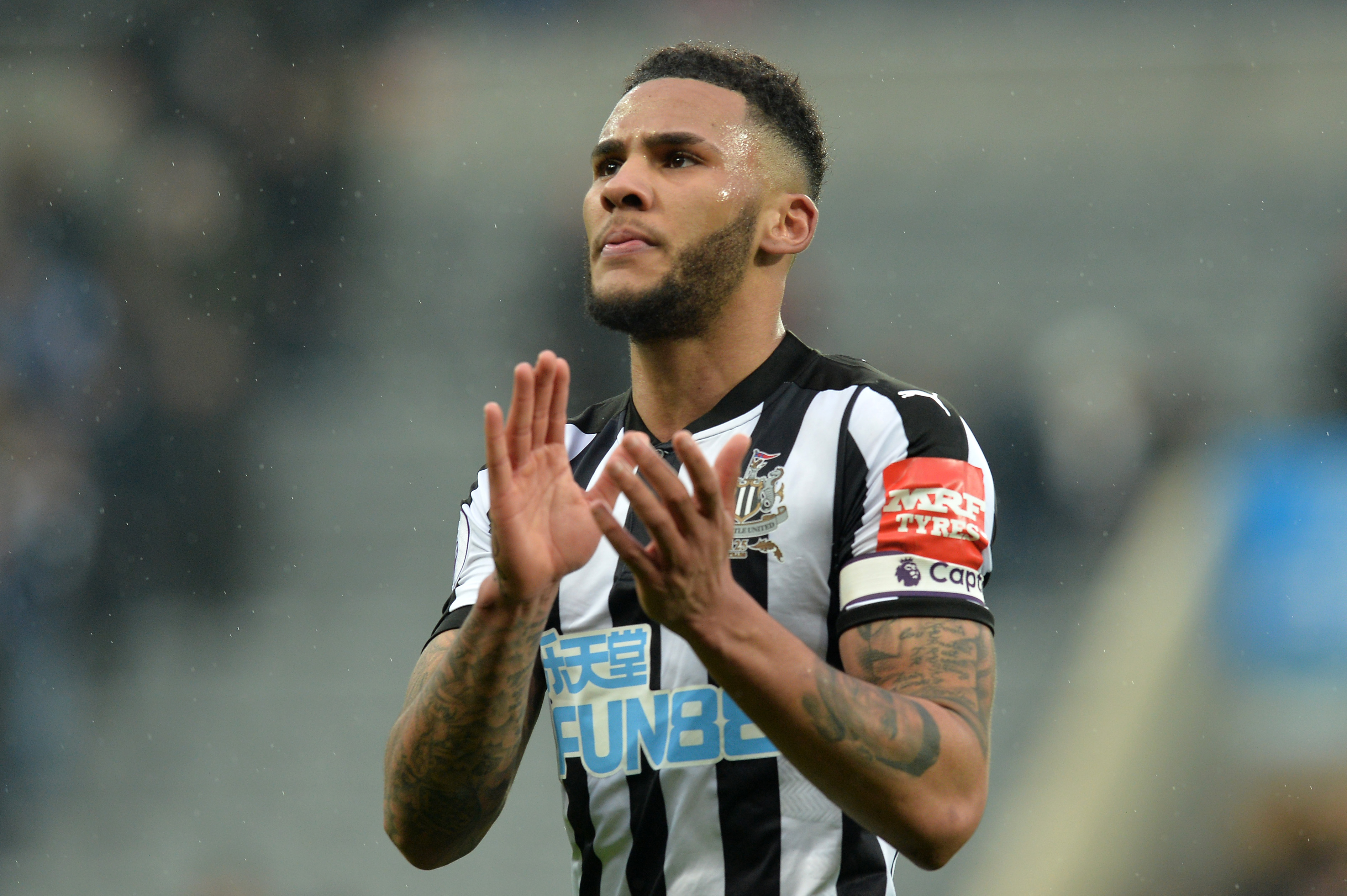 NEWCASTLE UPON TYNE, ENGLAND - MARCH 10:  Jamaal Lascelles of Newcastle United applauds fans after the Premier League match between Newcastle United and Southampton at St. James Park on March 10, 2018 in Newcastle upon Tyne, England.  (Photo by Mark Runnacles/Getty Images)