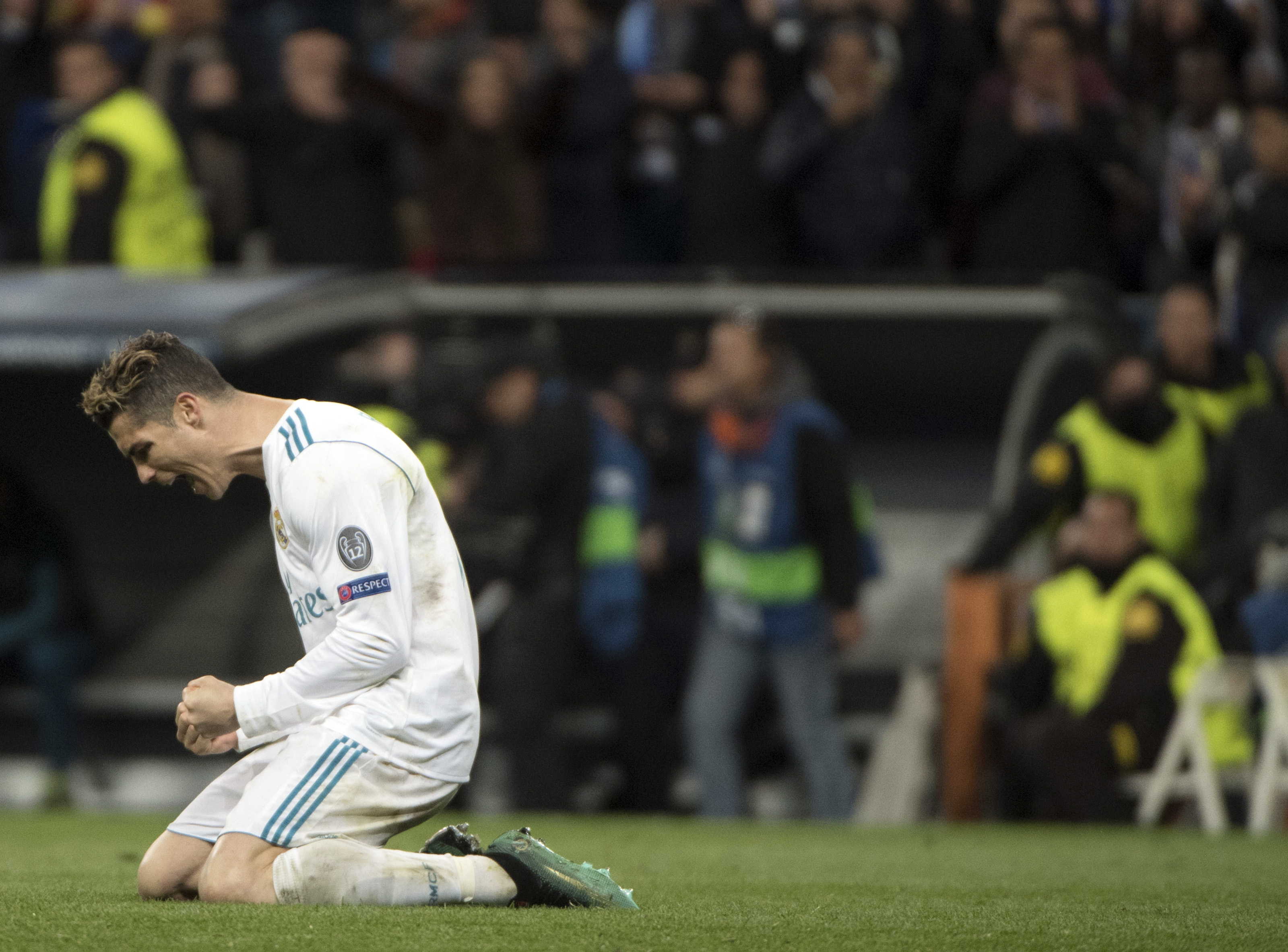 TOPSHOT - Real Madrid's Portuguese forward Cristiano Ronaldo celebrates at the end of the the UEFA Champions League quarter-final second leg football match between Real Madrid CF and Juventus FC at the Santiago Bernabeu stadium in Madrid on April 11, 2018. / AFP PHOTO / CURTO DE LA TORRE        (Photo credit should read CURTO DE LA TORRE/AFP/Getty Images)