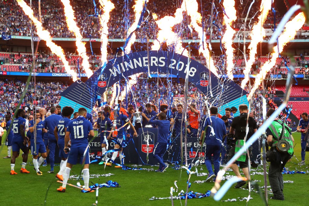 LONDON, ENGLAND - MAY 19: The Chelsea team and staff celebrate their victory with the Emirates FA Cup trophy following The Emirates FA Cup Final between Chelsea and Manchester United at Wembley Stadium on May 19, 2018 in London, England. (Photo by Catherine Ivill/Getty Images)