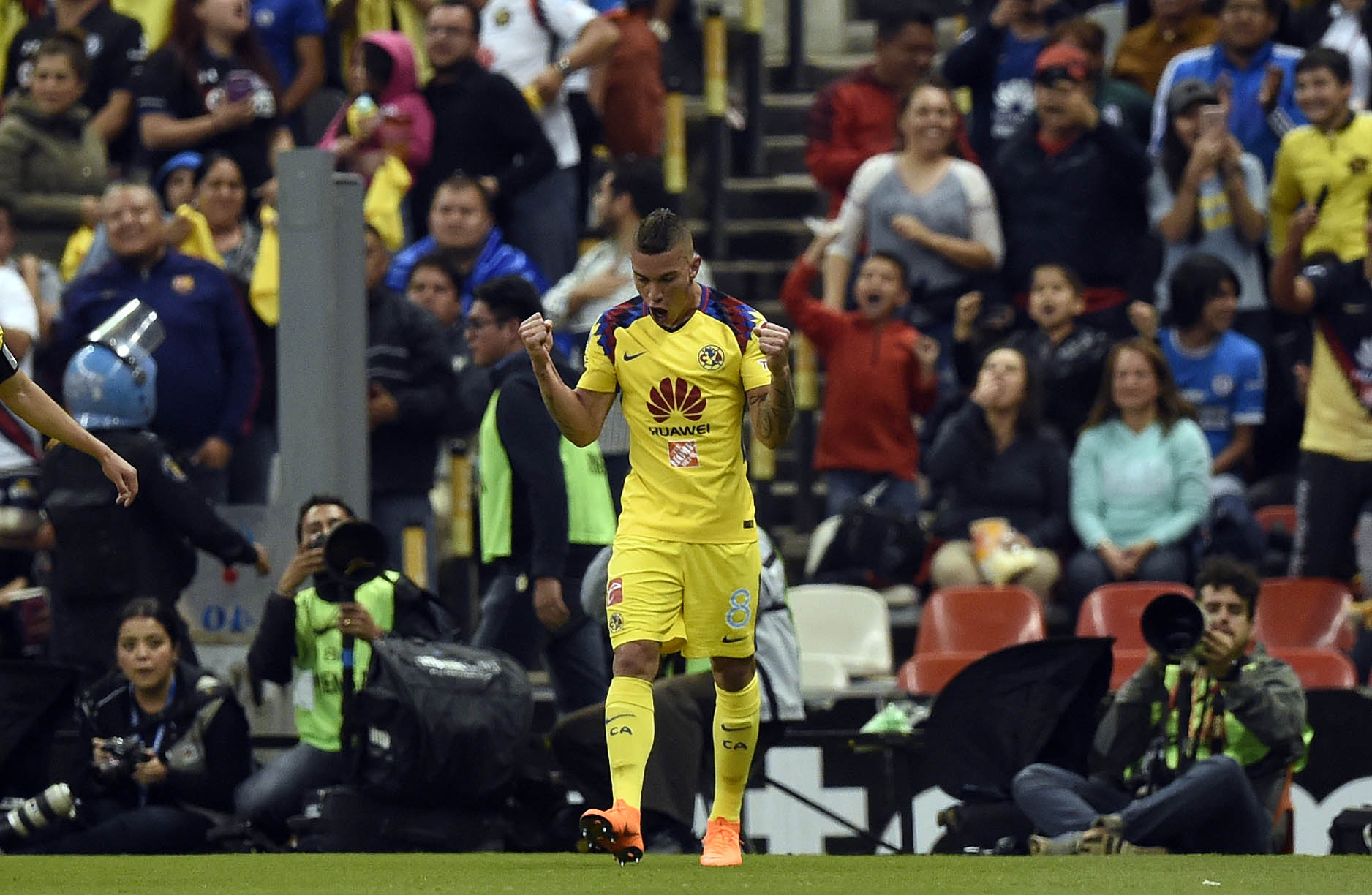 Mateus Uribe (L) of America celebrates his goal against Cruz Azul during their Mexican Clausura tournament football match at the Azteca stadium in Mexico City, on March 31, 2018. AFP PHOTO / Alfredo ESTRELLA / AFP PHOTO / ALFREDO ESTRELLA        (Photo credit should read ALFREDO ESTRELLA/AFP/Getty Images)