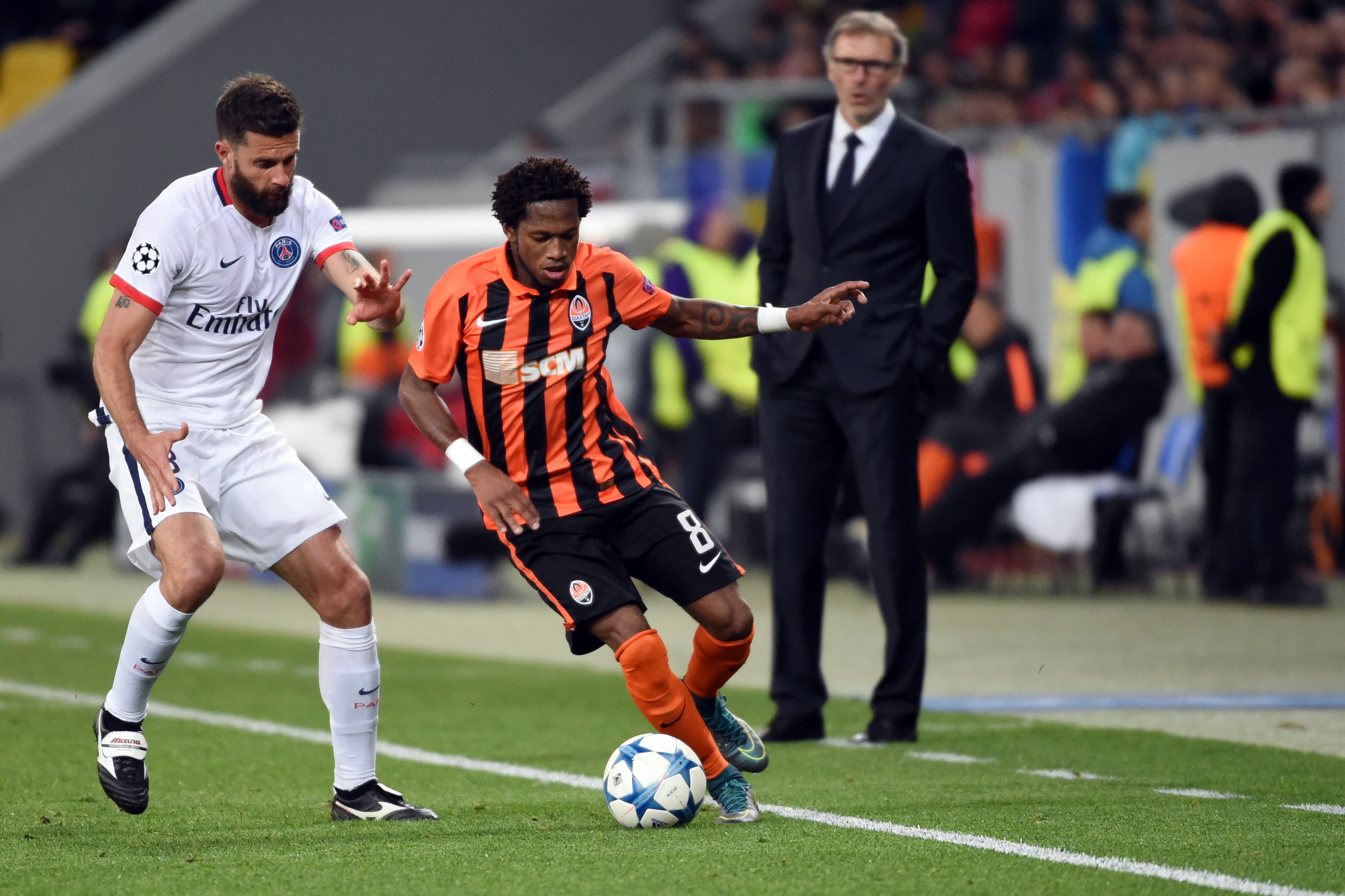 Paris Saint-Germain's Italian midfielder Thiago Motta (L) vies with Shakhtar Donetsk's Brazilian midfielder Fred during the UEFA Champions League group A football match between Shakhtar Donetsk and Paris Saint-Germain at the Arena Lviv, in the Ukrainian city of Lviv, on September 30, 2015. AFP PHOTO / PASCAL GUYOT        (Photo credit should read PASCAL GUYOT/AFP/Getty Images)