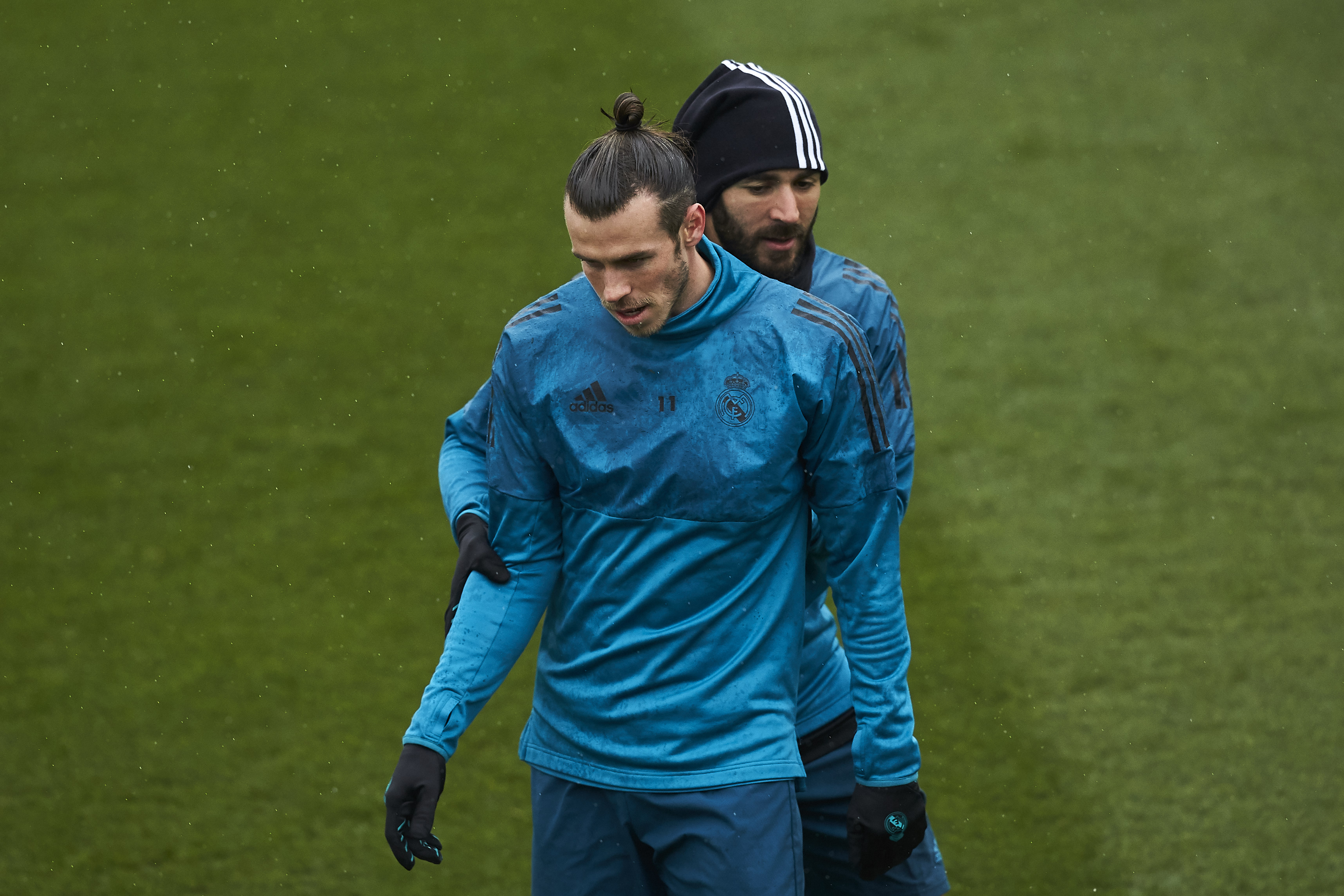 MADRID, SPAIN - APRIL 10: Karim Benzema (R) of Real Madrid CF hugs his teammate Gareth Bale during a training session ahead of their UEFA Champions LEague quarter final second leg match against Juventus at Valdebebas training ground on April 10, 2018 in Madrid, Spain. (Photo by Gonzalo Arroyo Moreno/Getty Images)