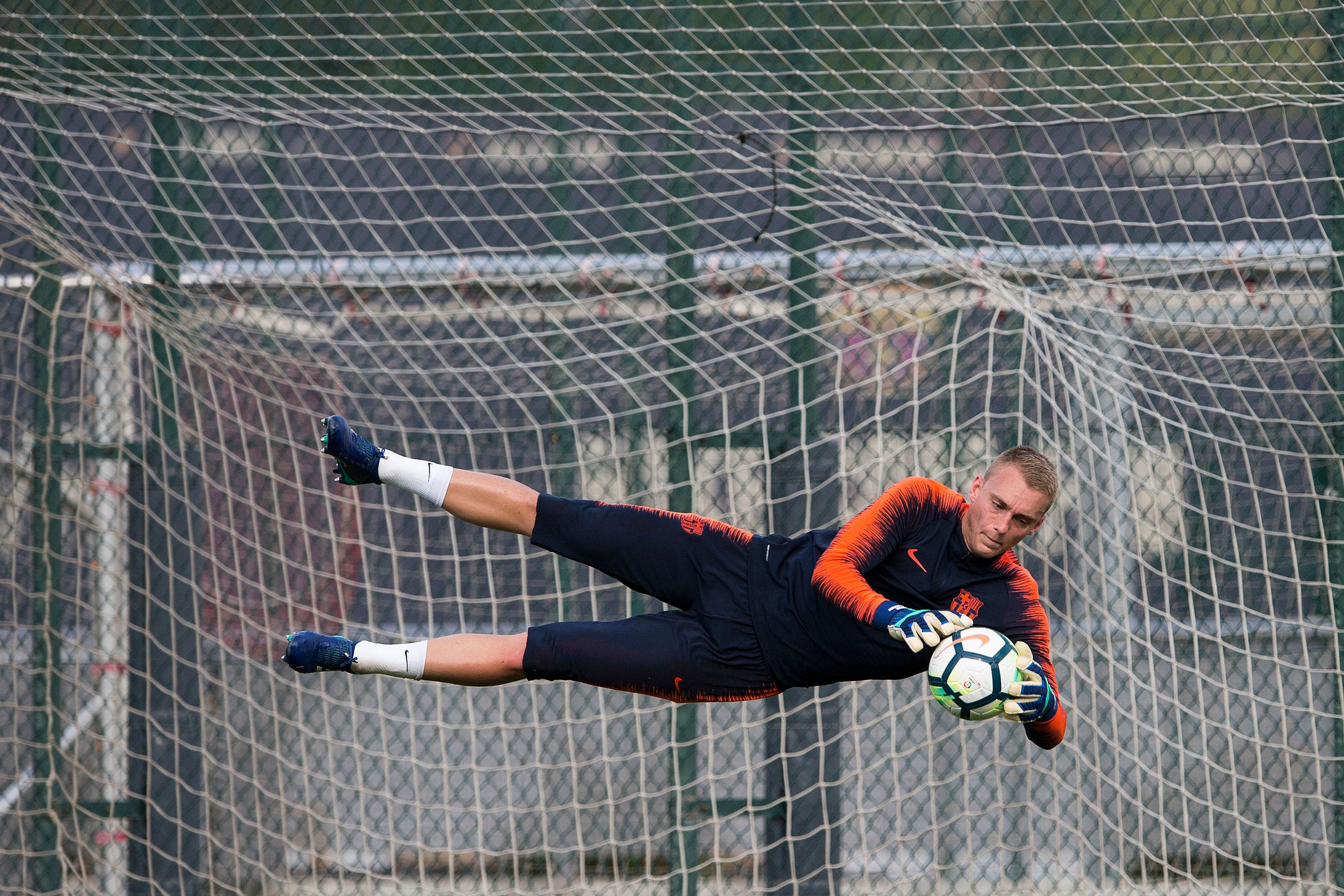 TOPSHOT - Barcelona's Dutch goalkeeper Jasper Cillessen takes part in a training session at the Barcelona Joan Gamper sports centre in Sant Joan Despi near Barcelona on May 5, 2018 on the eve of the Spanish league football match FC Barcelona vs Real Madrid. (Photo by Josep LAGO / AFP)        (Photo credit should read JOSEP LAGO/AFP/Getty Images)