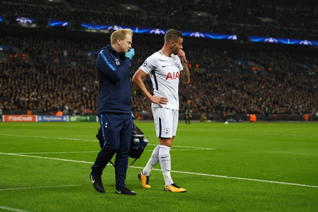 LONDON, ENGLAND - NOVEMBER 01: Toby Alderweireld of Tottenham Hotspur leaves the pitch injured during the UEFA Champions League group H match between Tottenham Hotspur and Real Madrid at Wembley Stadium on November 1, 2017 in London, United Kingdom. (Photo by Mike Hewitt/Getty Images)