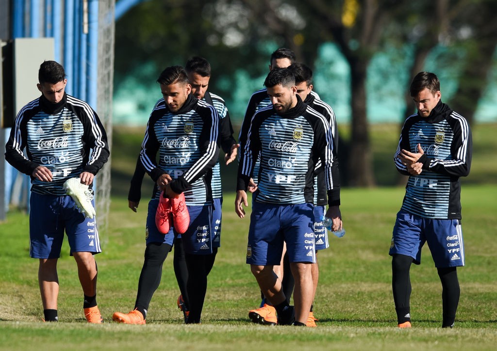 BUENOS AIRES, ARGENTINA - MAY 24: (L-R) Cristian Pavon, Eduardo Salvio, Sergio Aguero and Nicolas Tagliafico walk onto the field for a training sessionnn as part of the preparation to FIFA Russia 2018 on May 24, 2018 in Buenos Aires, Argentina. (Photo by Marcelo Endelli/Getty Images)