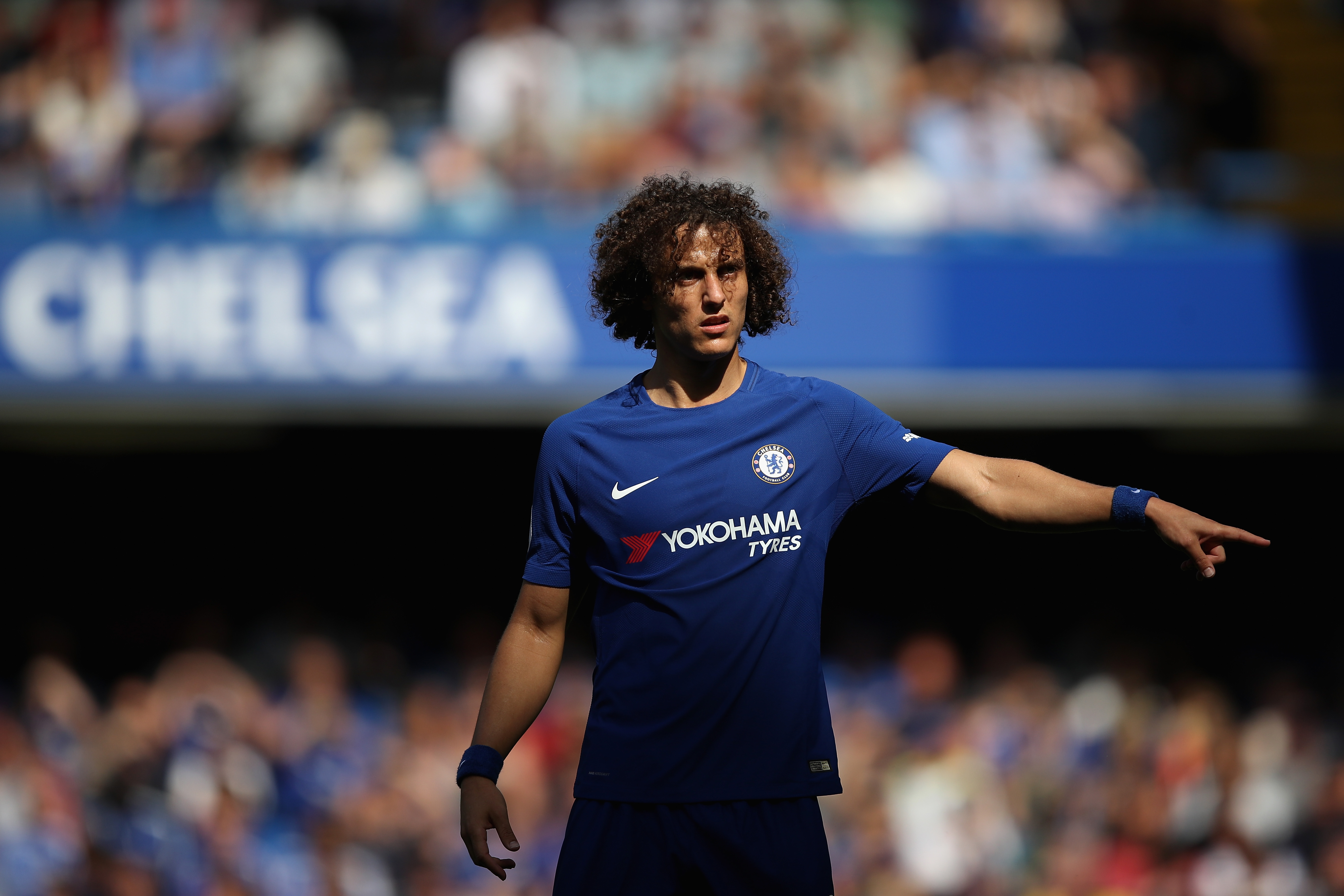 LONDON, ENGLAND - AUGUST 27:  David Luiz of Chelsea gives instructions during the Premier League match between Chelsea and Everton at Stamford Bridge on August 27, 2017 in London, England.  (Photo by Julian Finney/Getty Images)