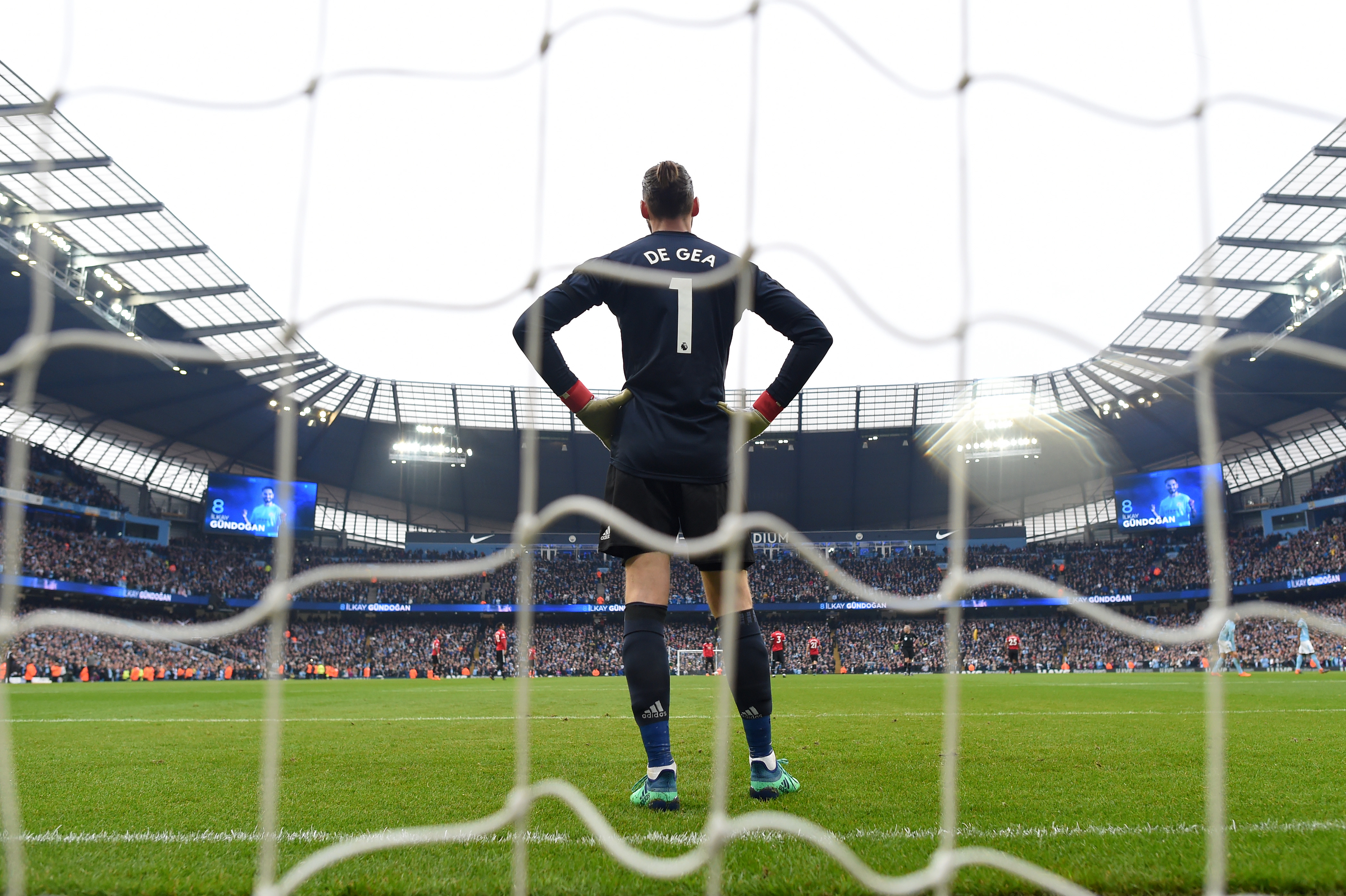 MANCHESTER, ENGLAND - APRIL 07: David De Gea of Manchester United looks dejected following Manchester City's second goal during the Premier League match between Manchester City and Manchester United at Etihad Stadium on April 7, 2018 in Manchester, England.  (Photo by Michael Regan/Getty Images)