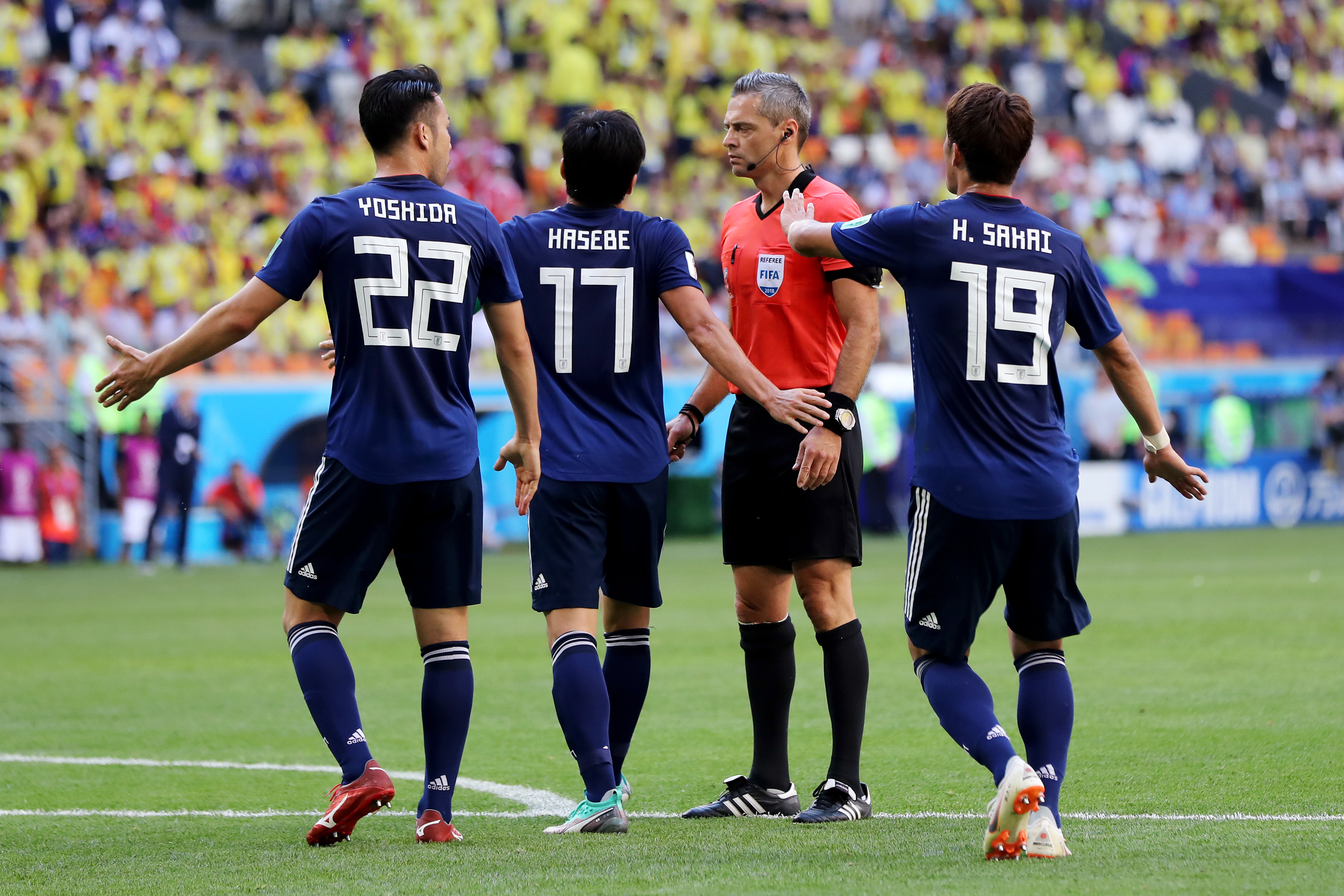 SARANSK, RUSSIA - JUNE 19:  Maya Yoshida, Makoto Hasebe and Hiroki Sakai of Japan argue with Referee Damir Skomina during the 2018 FIFA World Cup Russia group H match between Colombia and Japan at Mordovia Arena on June 19, 2018 in Saransk, Russia.  (Photo by Elsa/Getty Images)