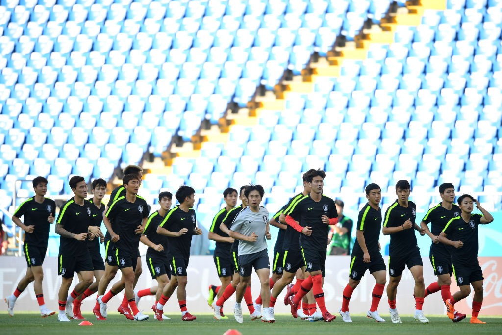 ROSTOV, RUSSIA - JUNE 22: Players of South Korea, warm up during a training and press conference ahead of the match against Mexico as part of FIFA World Cup Russia 2018 at Rostov Arena on June 22, 2018 in Rostov, Russia. (Photo by Hector Vivas/Getty Images)