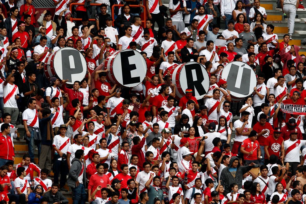 LIMA, PERU - MAY 26: Fans of Peru cheer during an open training session ahead of FIFA World Cup Russia 2018 on May 26, 2018 in Lima, Peru. (Photo by Leonardo Fernandez/Getty Images)