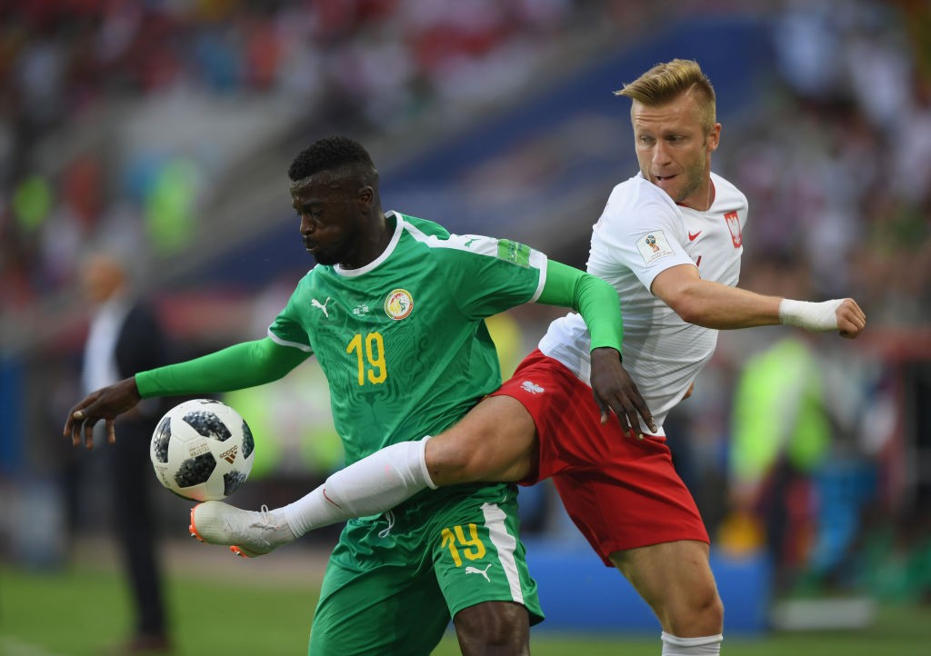 MOSCOW, RUSSIA - JUNE 19: Mbaye Niang of Senegal is challenged by Jakub Blaszczykowski of Poland during the 2018 FIFA World Cup Russia group H match between Poland and Senegal at Spartak Stadium on June 19, 2018 in Moscow, Russia. (Photo by Shaun Botterill/Getty Images)