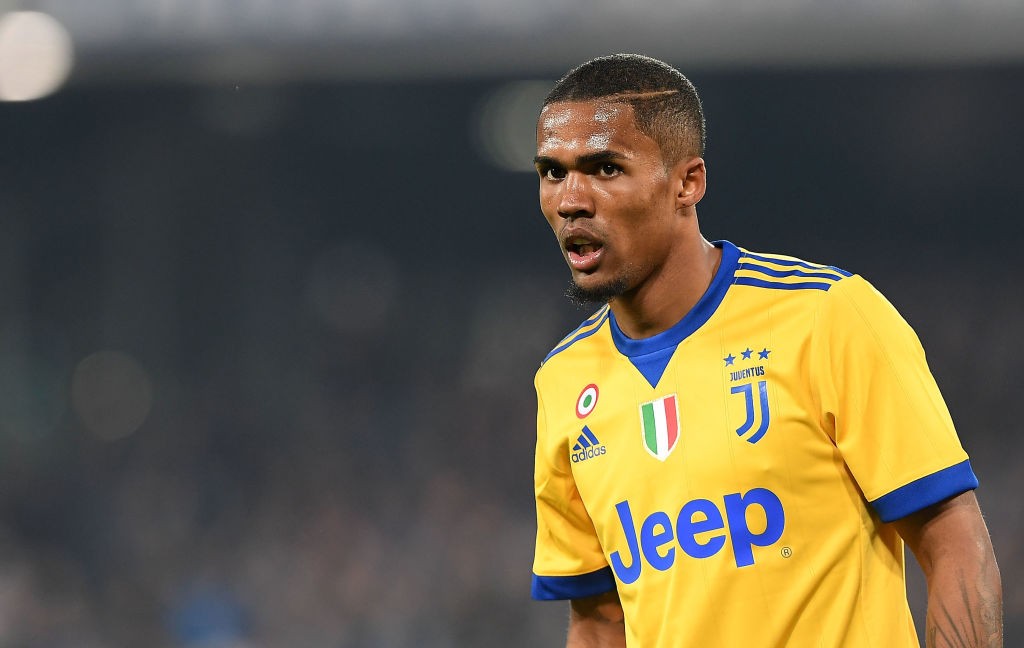NAPLES, ITALY - DECEMBER 01: Douglas Costa of Juventus in action during the Serie A match between SSC Napoli and Juventus at Stadio San Paolo on December 1, 2017 in Naples, Italy. (Photo by Francesco Pecoraro/Getty Images)