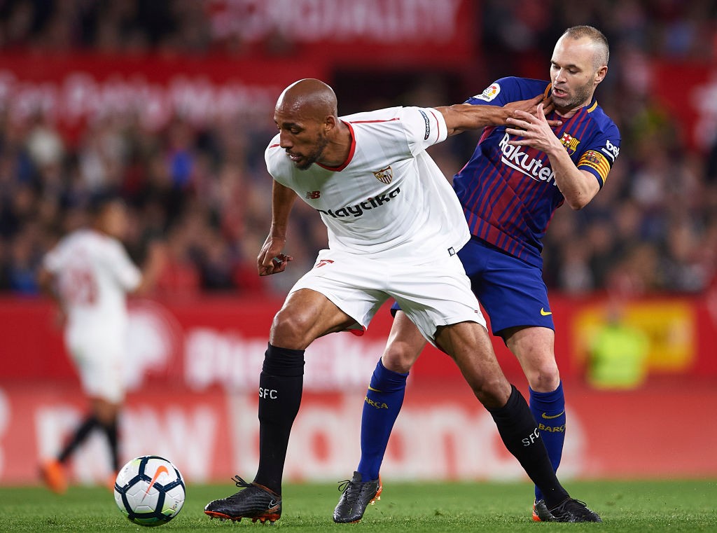 SEVILLE, SPAIN - MARCH 31: Steven N'Zonzi of Sevilla FC (L) competes for the ball with Andres Iniesta of FC Barcelona (R) during the La Liga match between Sevilla CF and FC Barcelona at Estadio Ramon Sanchez Pizjuan on March 31, 2018 in Seville, Spain. (Photo by Aitor Alcalde/Getty Images)