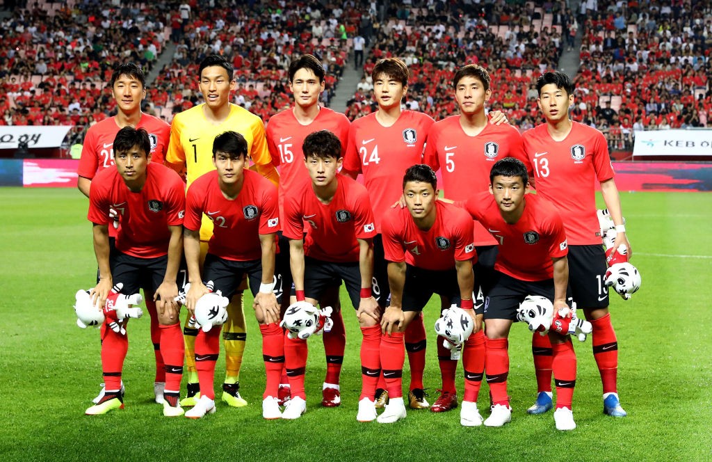 JEONJU, SOUTH KOREA - JUNE 01: South Korean team pose before the international friendly match between South Korea and Bosnia & Herzegovina at Jeonju World Cup Stadium on June 1, 2018 in Jeonju, South Korea. (Photo by Chung Sung-Jun/Getty Images)