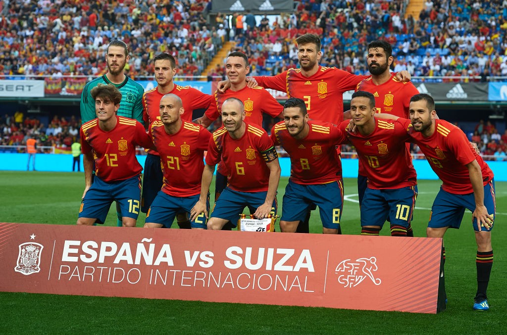 VILLAREAL, SPAIN - JUNE 03: The Spain team line up for a photo prior to kick off during the International Friendly match between Spain and Switzerland at Estadio de La Ceramica on June 3, 2018 in Villareal, Spain. (Photo by Manuel Queimadelos Alonso/Getty Images)