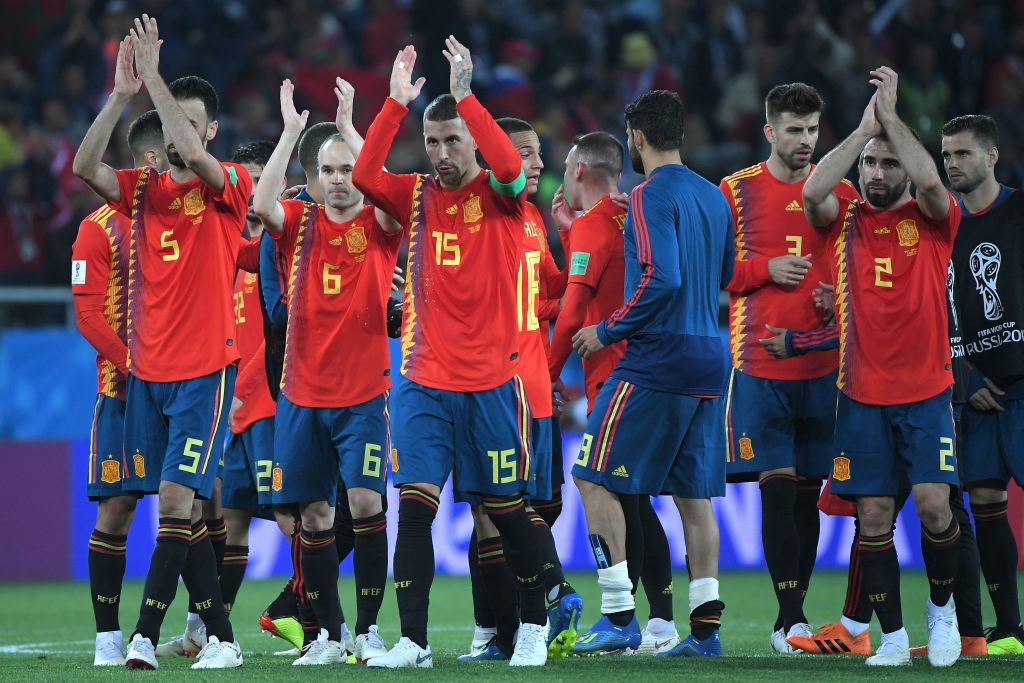 TOPSHOT - Spain's players acknowledge the crowd at the end of the Russia 2018 World Cup Group B football match between Spain and Morocco at the Kaliningrad Stadium in Kaliningrad on June 25, 2018. (Photo by Patrick HERTZOG / AFP) / RESTRICTED TO EDITORIAL USE - NO MOBILE PUSH ALERTS/DOWNLOADS (Photo credit should read PATRICK HERTZOG/AFP/Getty Images)