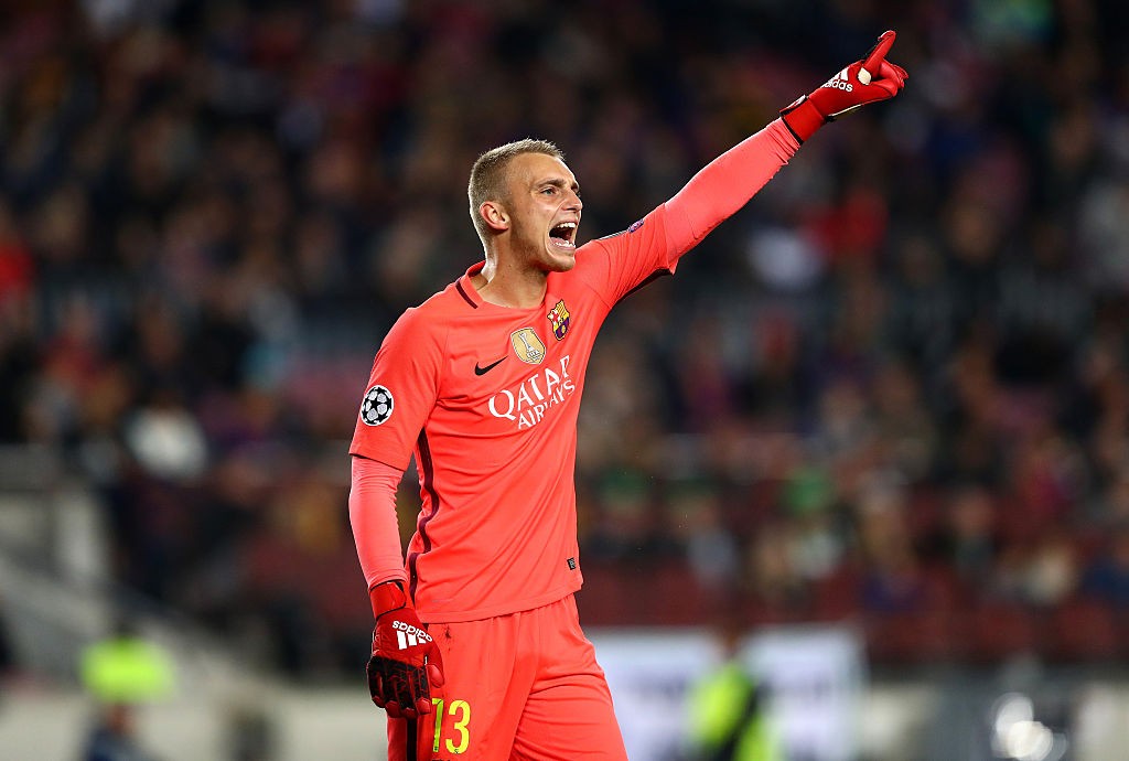 BARCELONA, SPAIN - DECEMBER 06: Jasper Cillessen of Barcelona gives his team instructions during the UEFA Champions League Group C match between FC Barcelona and VfL Borussia Moenchengladbach at Camp Nou on December 6, 2016 in Barcelona, Spain. (Photo by Alex Grimm/Bongarts/Getty Images)