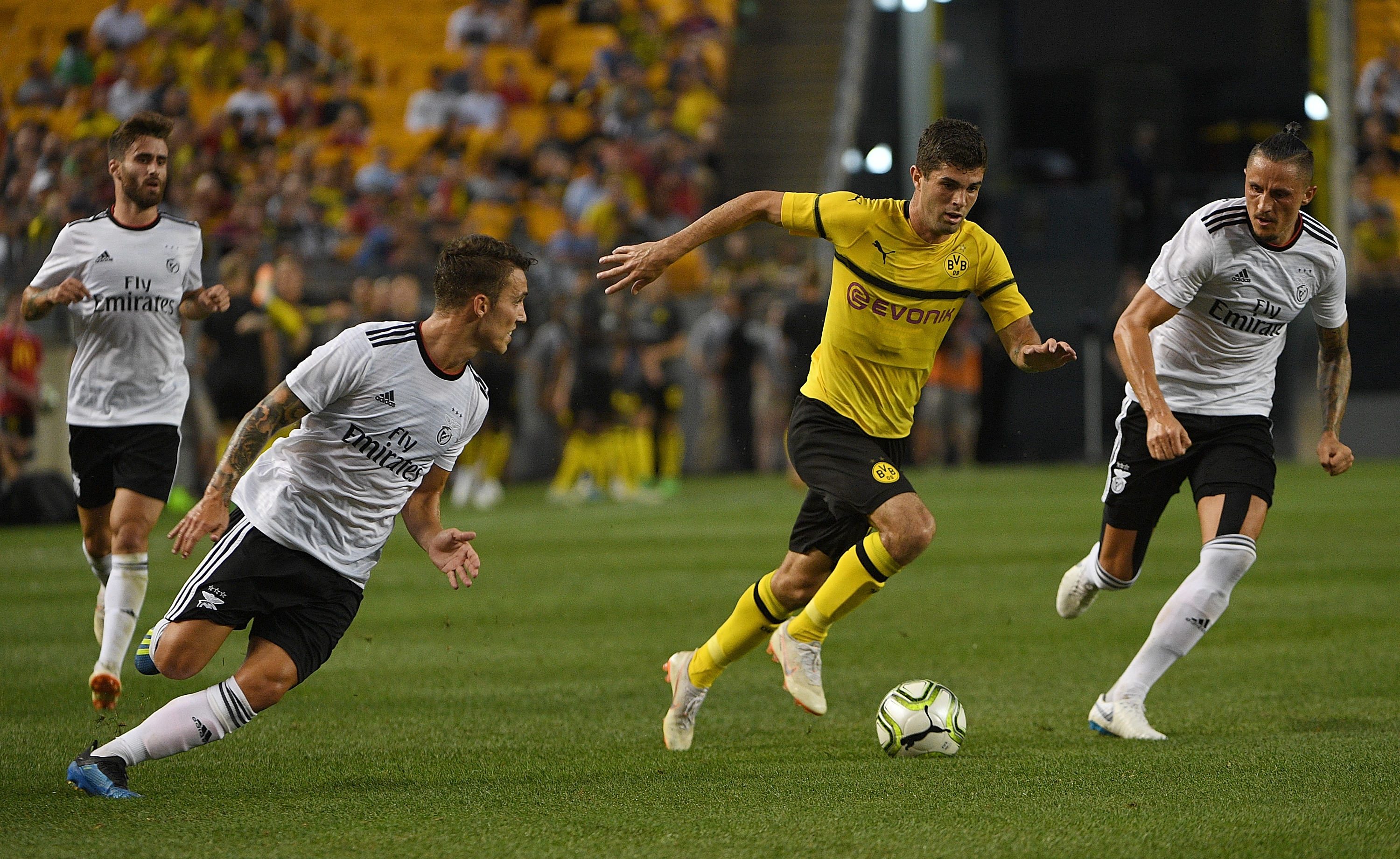 PITTSBURGH, PA - JULY 25: Christian Pulisic #22 of Borussia Dortmund controls the ball as he runs past Alex Grimaldo #3 and Ljubomir Fejsa #5 of Benfica in the first half during the 2018 International Champions Cup match at Heinz Field on July 25, 2018 in Pittsburgh, Pennsylvania. (Photo by Justin Berl/Getty Images)