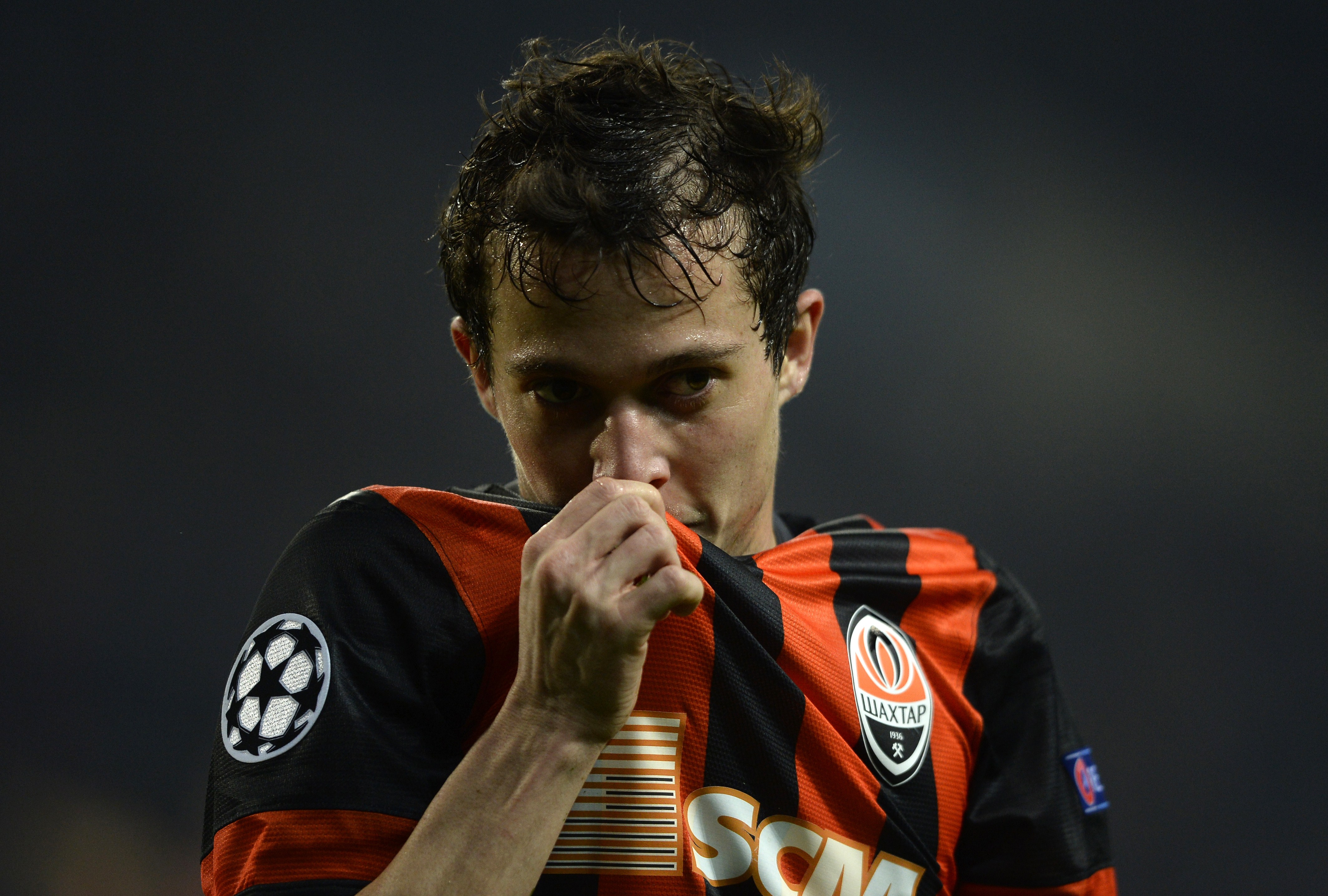 Shakhtar Donetsk's Brazilian midfielder Bernard reacts during the UEFA Champions League Group H football match FC Porto vs FC Shakhtar Donetsk at the Dragao stadium in Porto on December 10, 2014. The match finished with a draw 1-1. AFP PHOTO/ MIGUEL RIOPA        (Photo credit should read MIGUEL RIOPA/AFP/Getty Images)