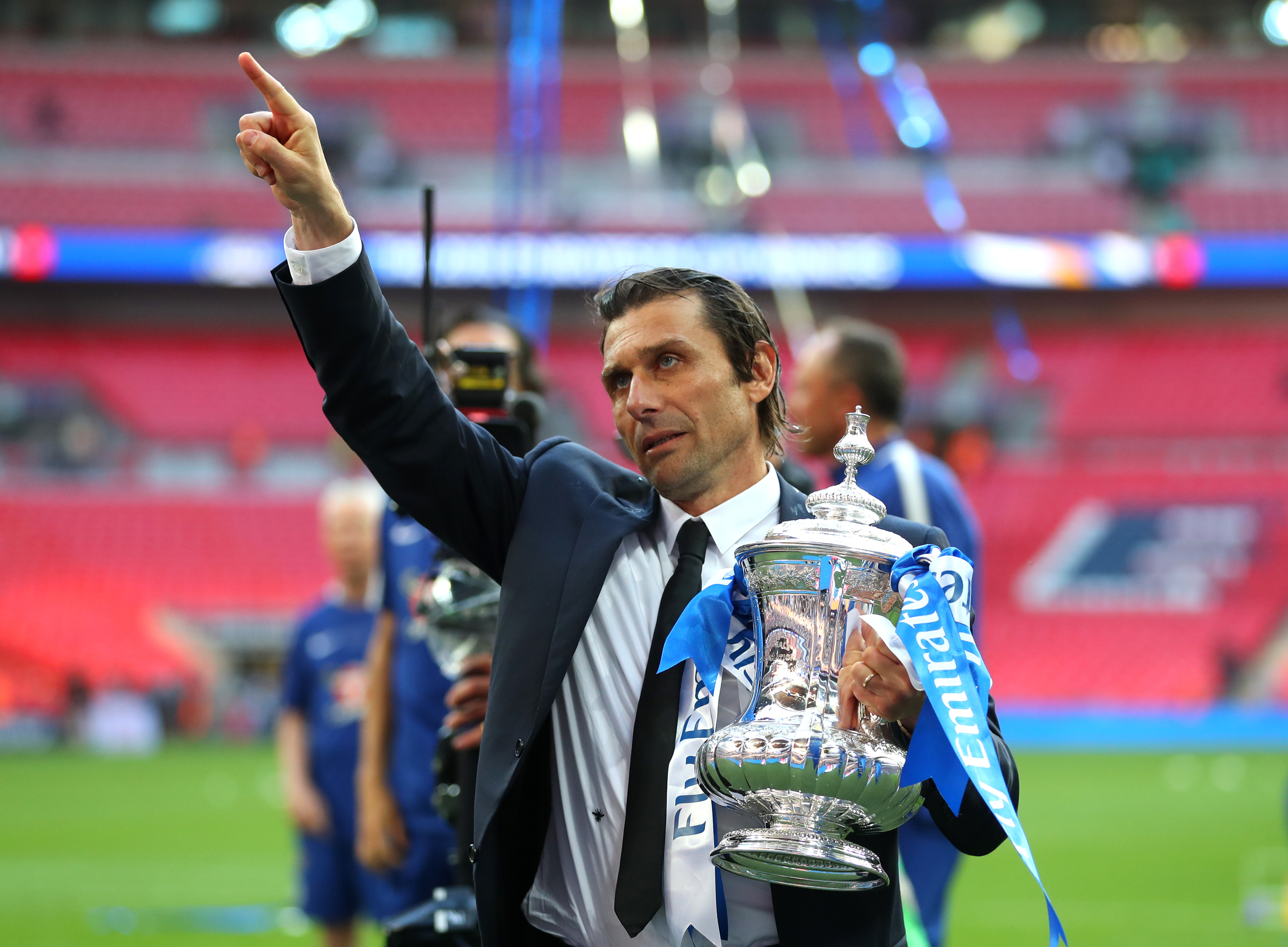 LONDON, ENGLAND - MAY 19:  Antonio Conte, Manager of Chelsea celebrates with the Emirates FA Cup Trophy following his sides victory in The Emirates FA Cup Final between Chelsea and Manchester United at Wembley Stadium on May 19, 2018 in London, England.  (Photo by Catherine Ivill/Getty Images)