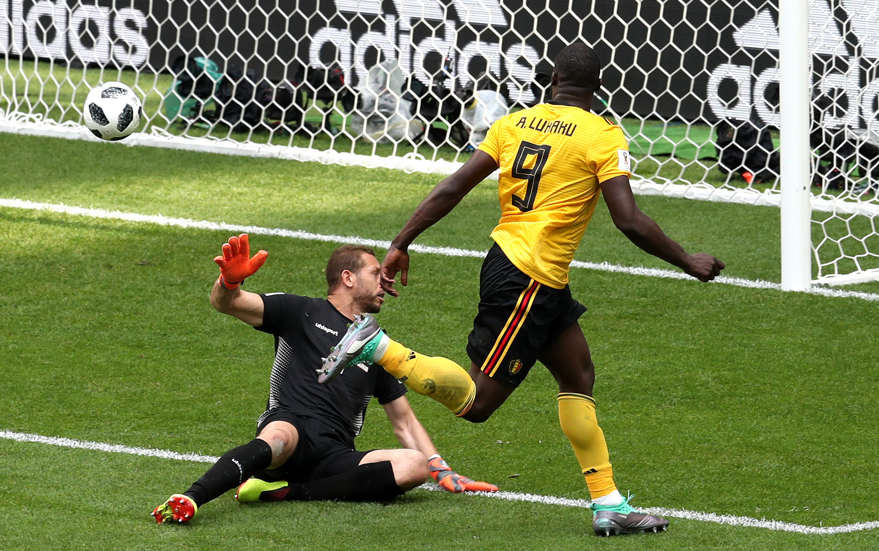 MOSCOW, RUSSIA - JUNE 23:  Romelu Lukaku of Belgium scores his team's third goal past Farouk Ben Mustapha of Tunisia during the 2018 FIFA World Cup Russia group G match between Belgium and Tunisia at Spartak Stadium on June 23, 2018 in Moscow, Russia.  (Photo by Catherine Ivill/Getty Images)