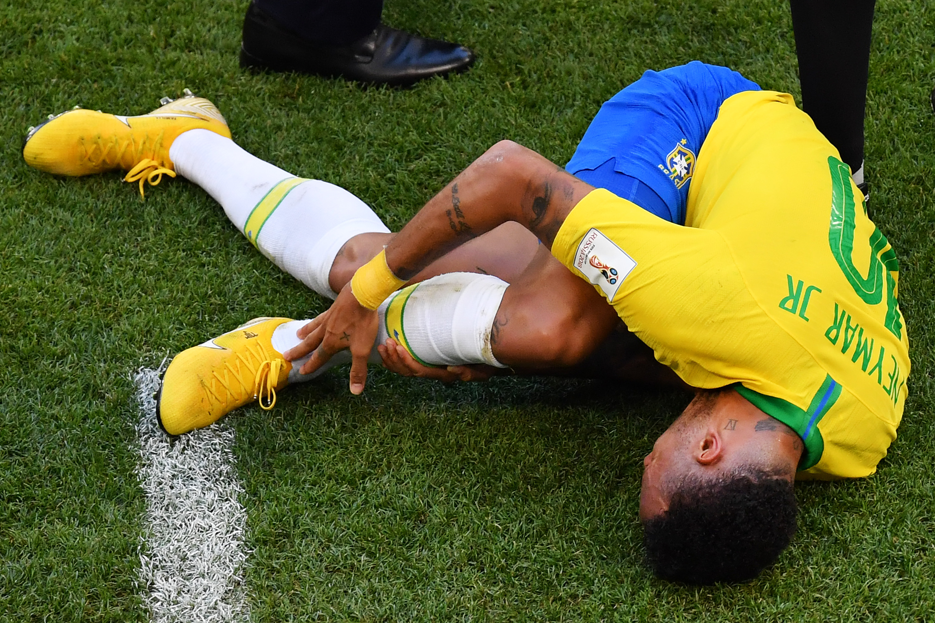 SAMARA, RUSSIA - JULY 02:  Neymar Jr of Brazil goes down injured during the 2018 FIFA World Cup Russia Round of 16 match between Brazil and Mexico at Samara Arena on July 2, 2018 in Samara, Russia.  (Photo by Hector Vivas/Getty Images)