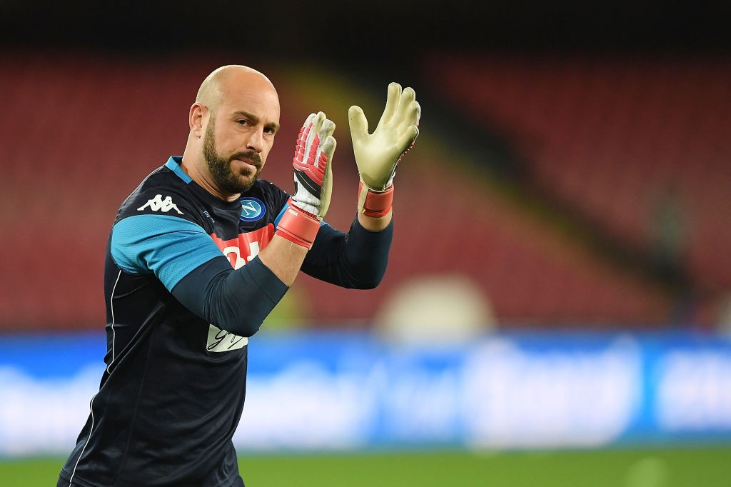 NAPLES, ITALY - MARCH 18: Pepe Reina goalkeeper of SSC Napoli waves the fans during the serie A match between SSC Napoli v Genoa CFC at Stadio San Paolo on March 18, 2018 in Naples, Italy. (Photo by Francesco Pecoraro/Getty Images)