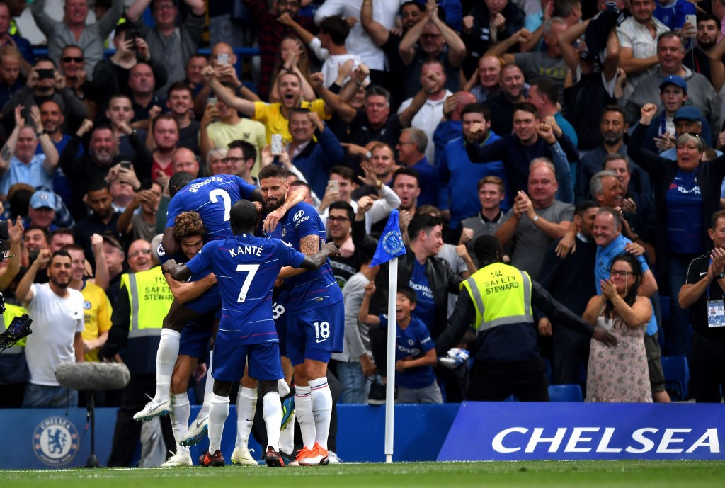 LONDON, ENGLAND - AUGUST 18: Marcos Alonso of Chelsea celebrates after scoring his team's third goal with team mates during the Premier League match between Chelsea FC and Arsenal FC at Stamford Bridge on August 18, 2018 in London, United Kingdom. (Photo by Shaun Botterill/Getty Images)