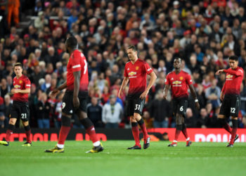 MANCHESTER, ENGLAND - AUGUST 27:  Players of Manchester United looks dejected during the Premier League match between Manchester United and Tottenham Hotspur at Old Trafford on August 27, 2018 in Manchester, United Kingdom.  (Photo by Michael Regan/Getty Images)