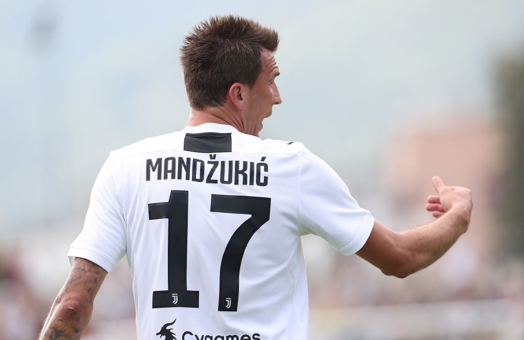 VILLAR PEROSA, ITALY - AUGUST 12: Mario Mandzukic of Juventus gestures during the Pre-Season Friendly match between Juventus and Juventus U19 on August 12, 2018 in Villar Perosa, Italy. (Photo by Marco Luzzani/Getty Images)
