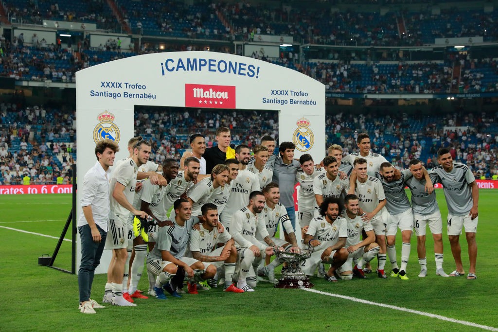 MADRID, SPAIN - AUGUST 11: Real Madrid team poses with the Santiago Bernabéu Trophy after winning the friendly match between Real Madrid CF and AC Milan at Estadio Santiago Bernabeu on August 11, 2018 in Madrid, Spain. (Photo by Gonzalo Arroyo Moreno/Getty Images)
