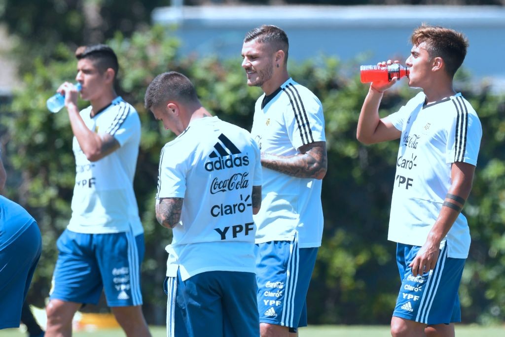 Argentina players, including Paulo Dybala (R) and Mauro Icardi (C), take a water break during a training session in Carson, California on September 6, 2018, ahead of the international soccer friendly between Argentina and Guatemala in Los Angeles on September 7. (Photo by Frederic J. BROWN / AFP) (Photo credit should read FREDERIC J. BROWN/AFP/Getty Images)