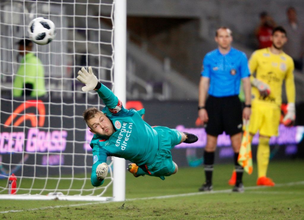 Gaol keepr Jeroen Zoet of Dutch club PSV Eindhoven can't stop a penalty kick by Brazilian club Corinthians during the penalty shootout during their Florida Cup soccer game at Orlando City Stadium in Orlando, Florida on January 10, 2018. Looking on at far right is Corinthians goalie Caique França, who blocked a kick to give Corinthians the win. The game was decided on penalty kicks after ending in a 1-1 tie during regulation. / AFP PHOTO / Gregg Newton (Photo credit should read GREGG NEWTON/AFP/Getty Images)