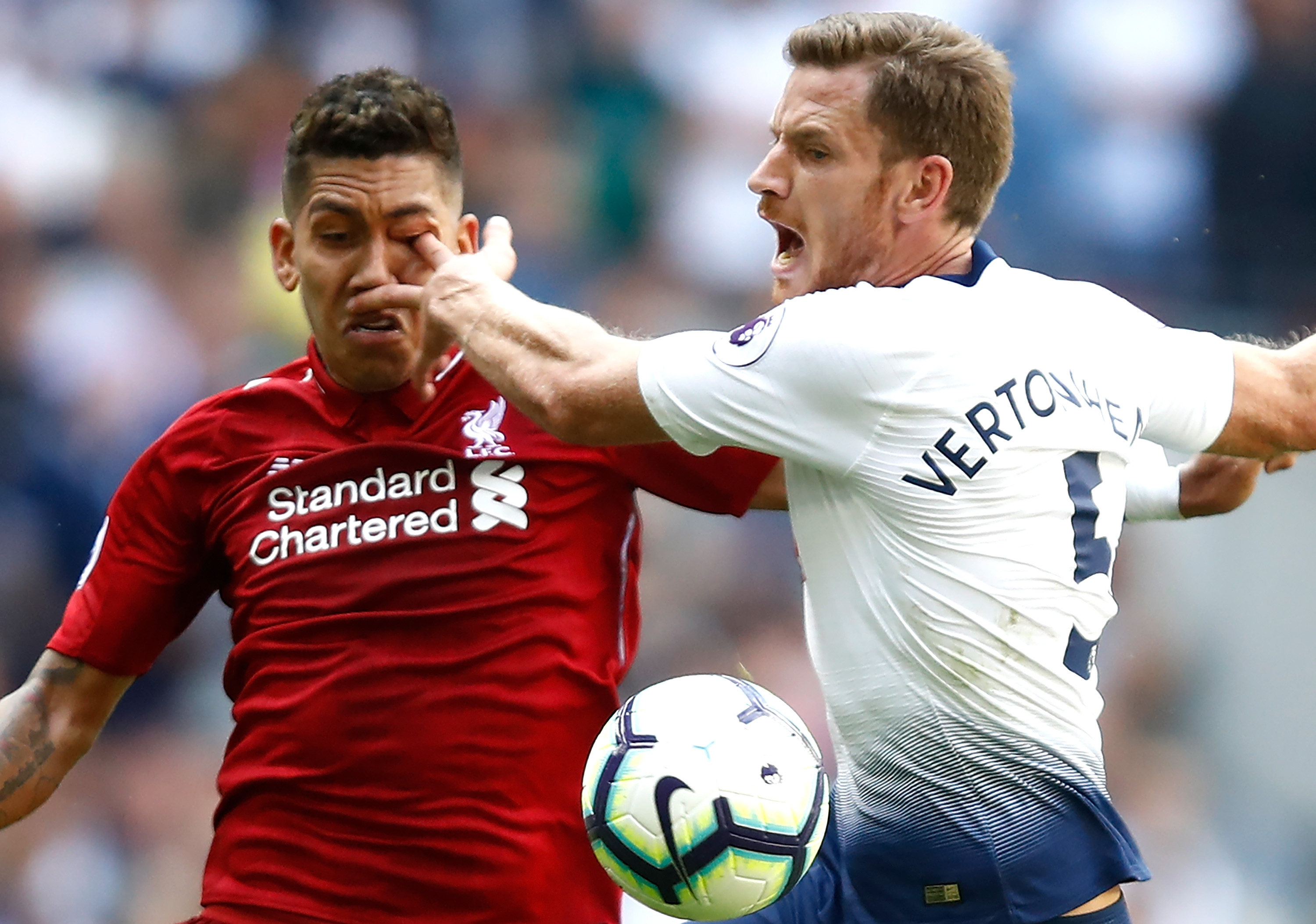 LONDON, ENGLAND - SEPTEMBER 15:  Jan Vertonghen of Tottenham Hotspur pokes Roberto Firmino of Liverpool in the eye as they battle for the ball during the Premier League match between Tottenham Hotspur and Liverpool FC at Wembley Stadium on September 15, 2018 in London, United Kingdom.  (Photo by Julian Finney/Getty Images)