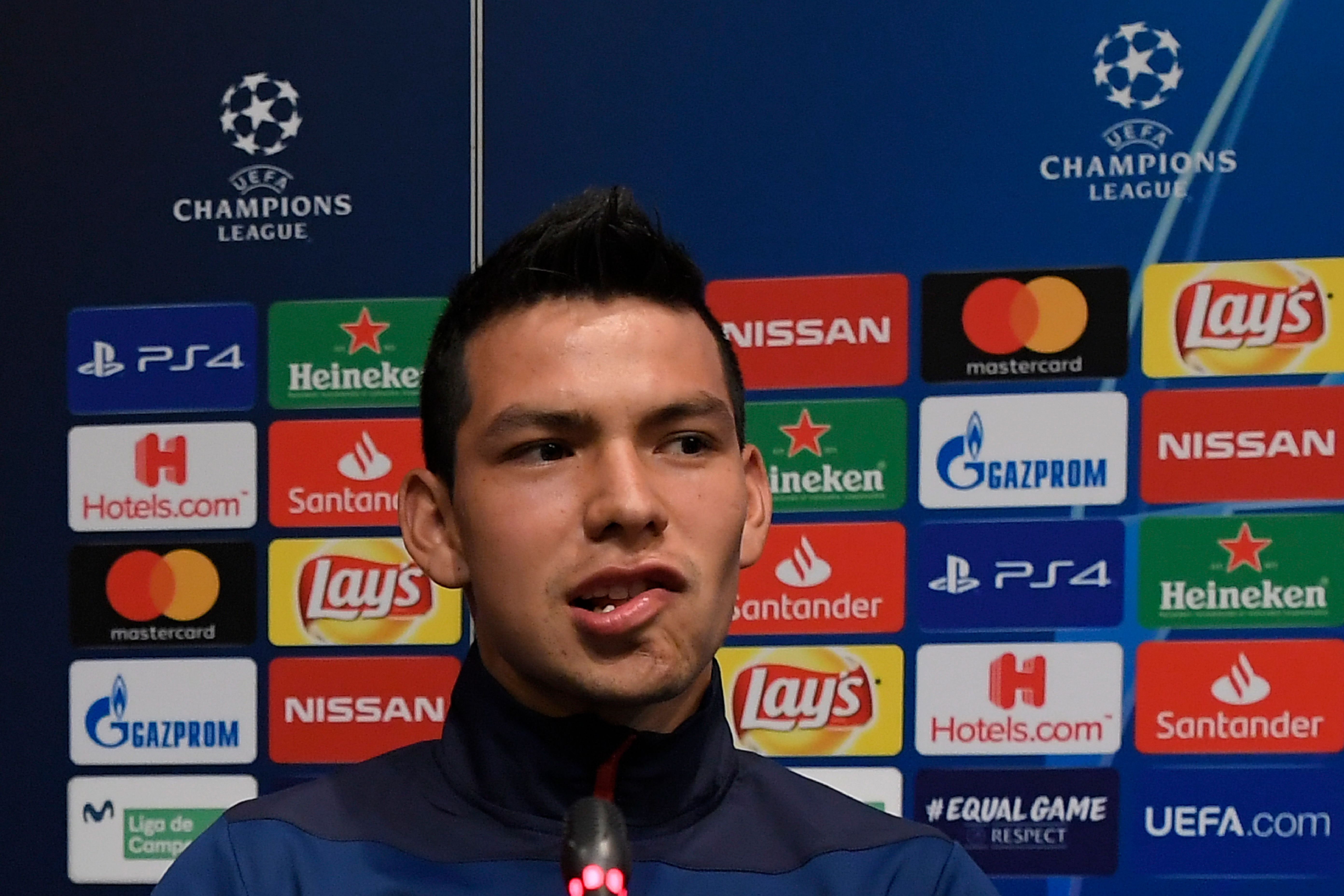 PSV Eindhoven's Mexican forward Hirving Lozano gestures during a press conference at the Camp Nou stadium in Barcelona on September 17, 2018, on the eve of the UEFA Champions' League football match FC Barcelona against PSV Eindhoven. (Photo by LLUIS GENE / AFP)        (Photo credit should read LLUIS GENE/AFP/Getty Images)