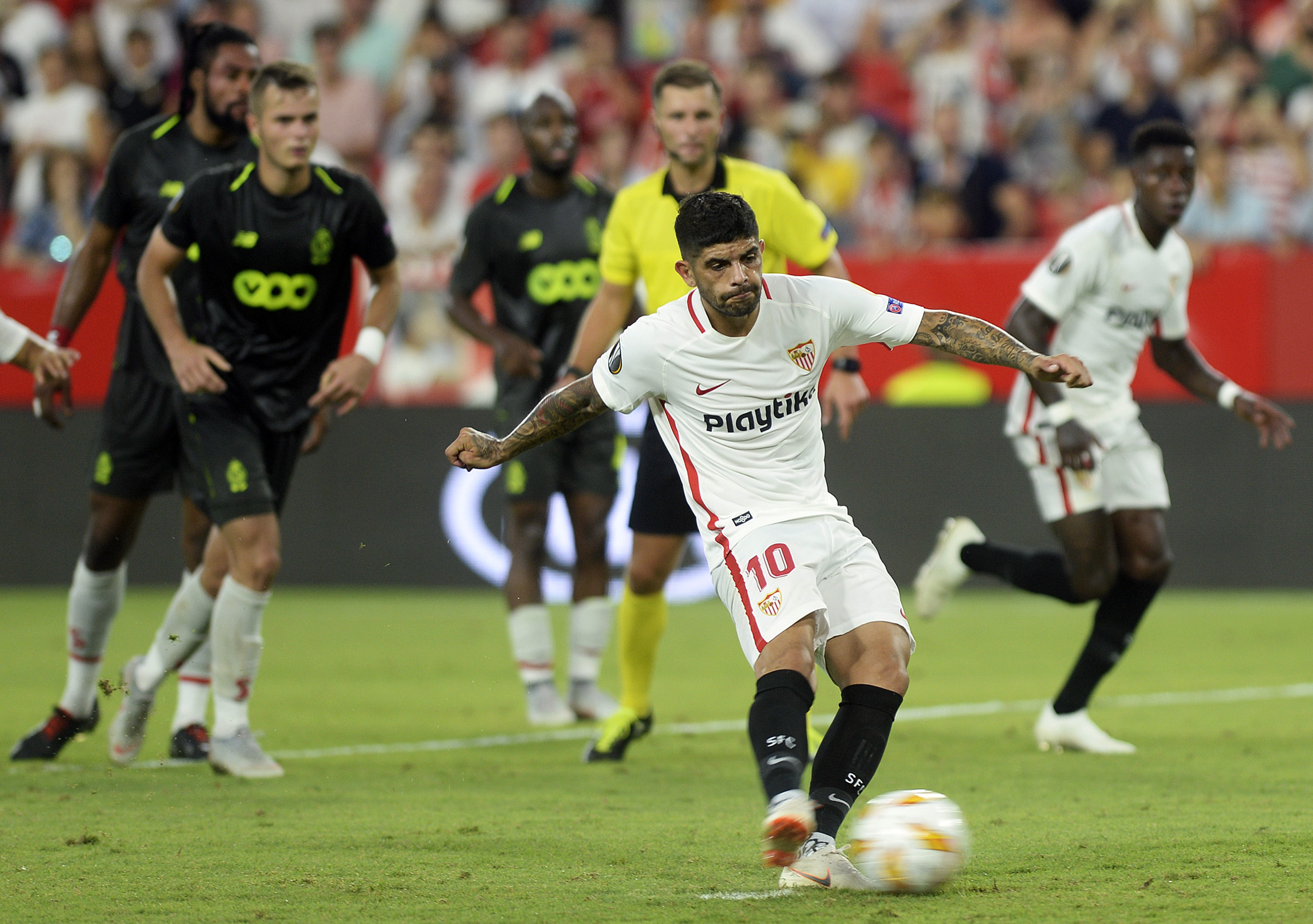Sevilla's Argentinian midfielder Ever Banega shoots a penalty kick to score a goal during the UEFA Europa League group J football match between Sevilla FC and Standard Liege at the Ramon Sanchez Pizjuan stadium in Seville on September 20, 2018. (Photo by CRISTINA QUICLER / AFP)        (Photo credit should read CRISTINA QUICLER/AFP/Getty Images)