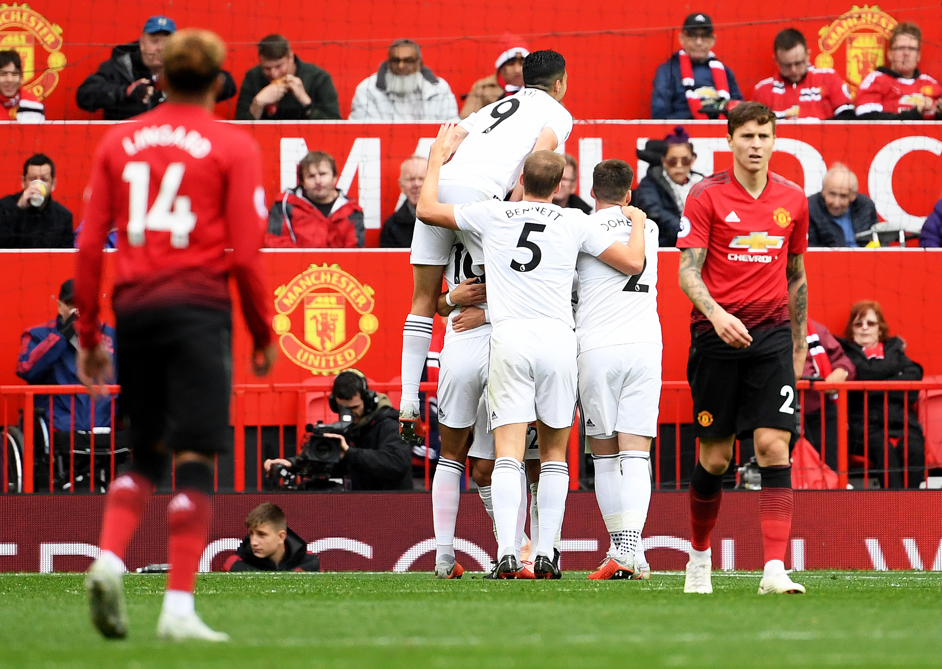 MANCHESTER, ENGLAND - SEPTEMBER 22:  Joao Moutinho of Wolverhampton Wanderers celebrates with teammates after scoring his team's first goal during the Premier League match between Manchester United and Wolverhampton Wanderers at Old Trafford on September 22, 2018 in Manchester, United Kingdom.  (Photo by Ross Kinnaird/Getty Images)